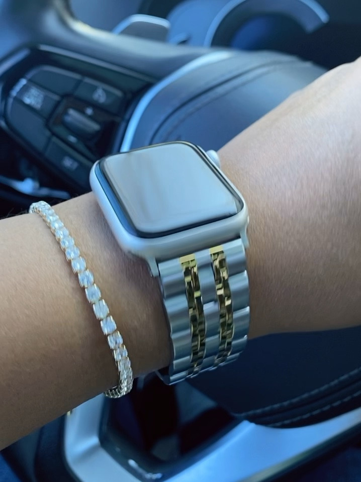 2 toned Apple Watch band for when you want to look a little more dressed up. 

#LTKStyleTip #LTKFindsUnder50 #LTKWorkwear