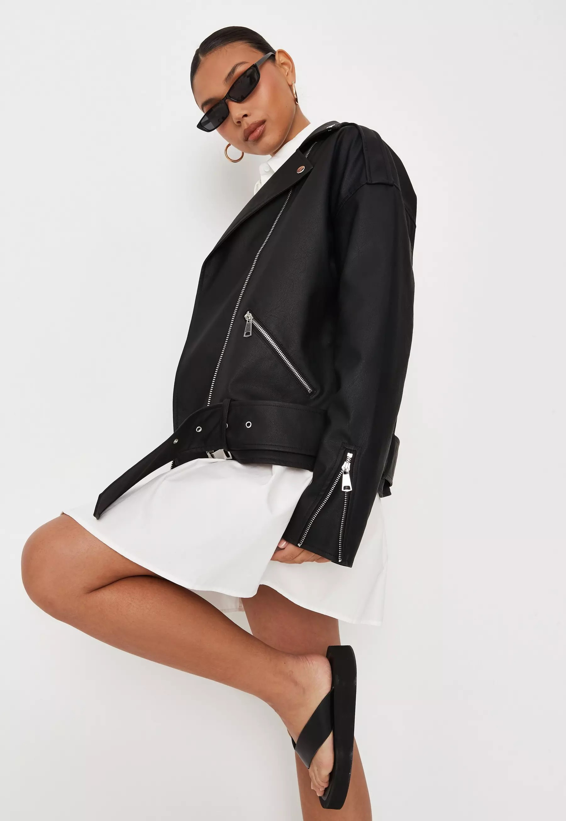 Boyfriend-Biker-Jacke aus Kunstleder mit Gürtel in Schwarz | Missguided (DE)