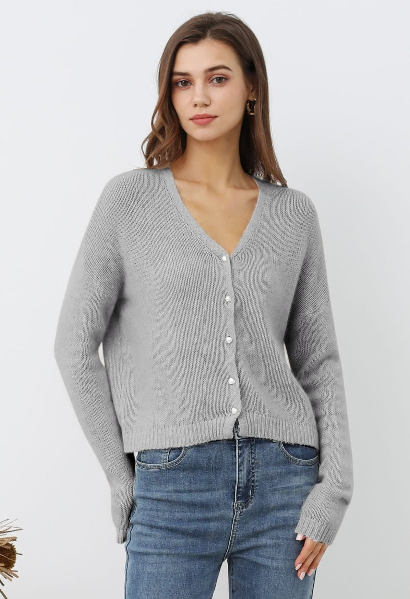 Einfarbige Strickjacke mit Perlmuttknöpfen in Grau | Chicwish