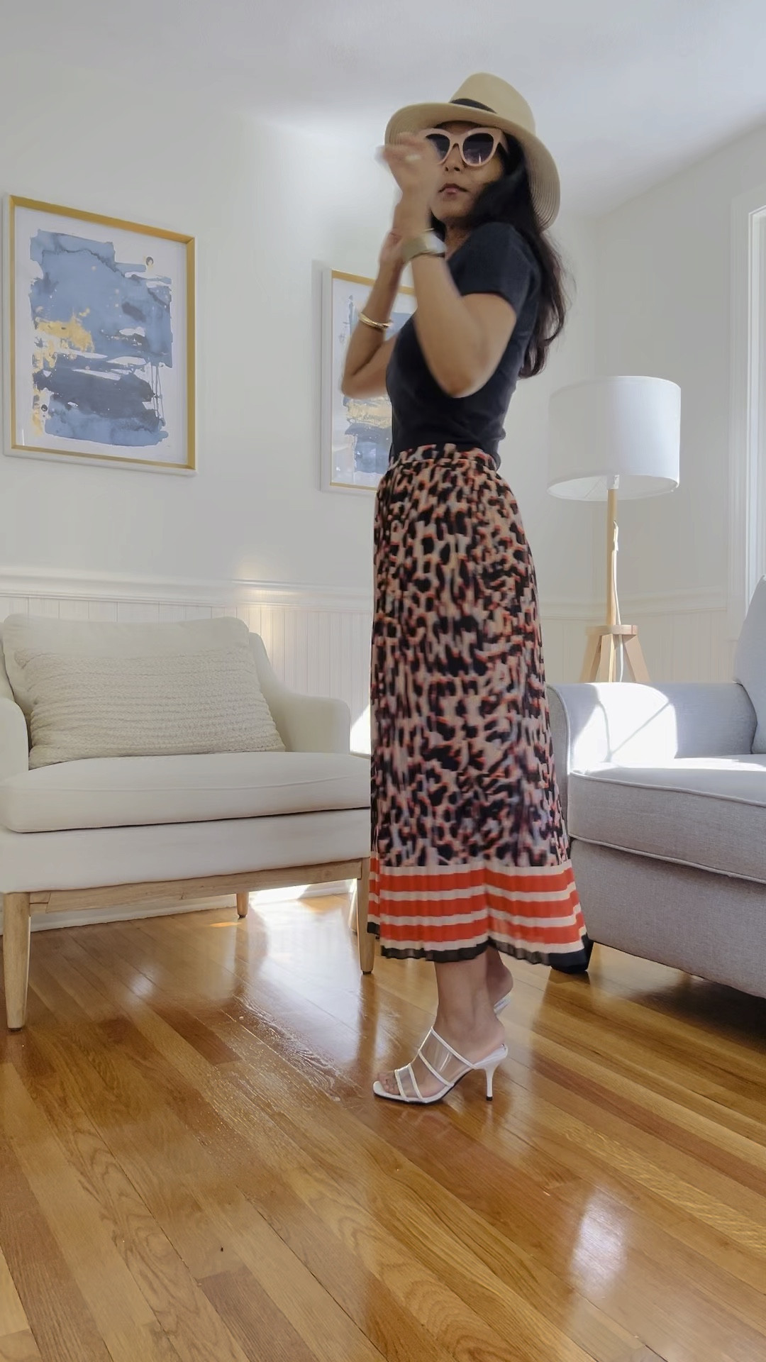 New summer accessories and a classic summer outfit formula: tee shirt + midi skirt + sun hat👌🏾