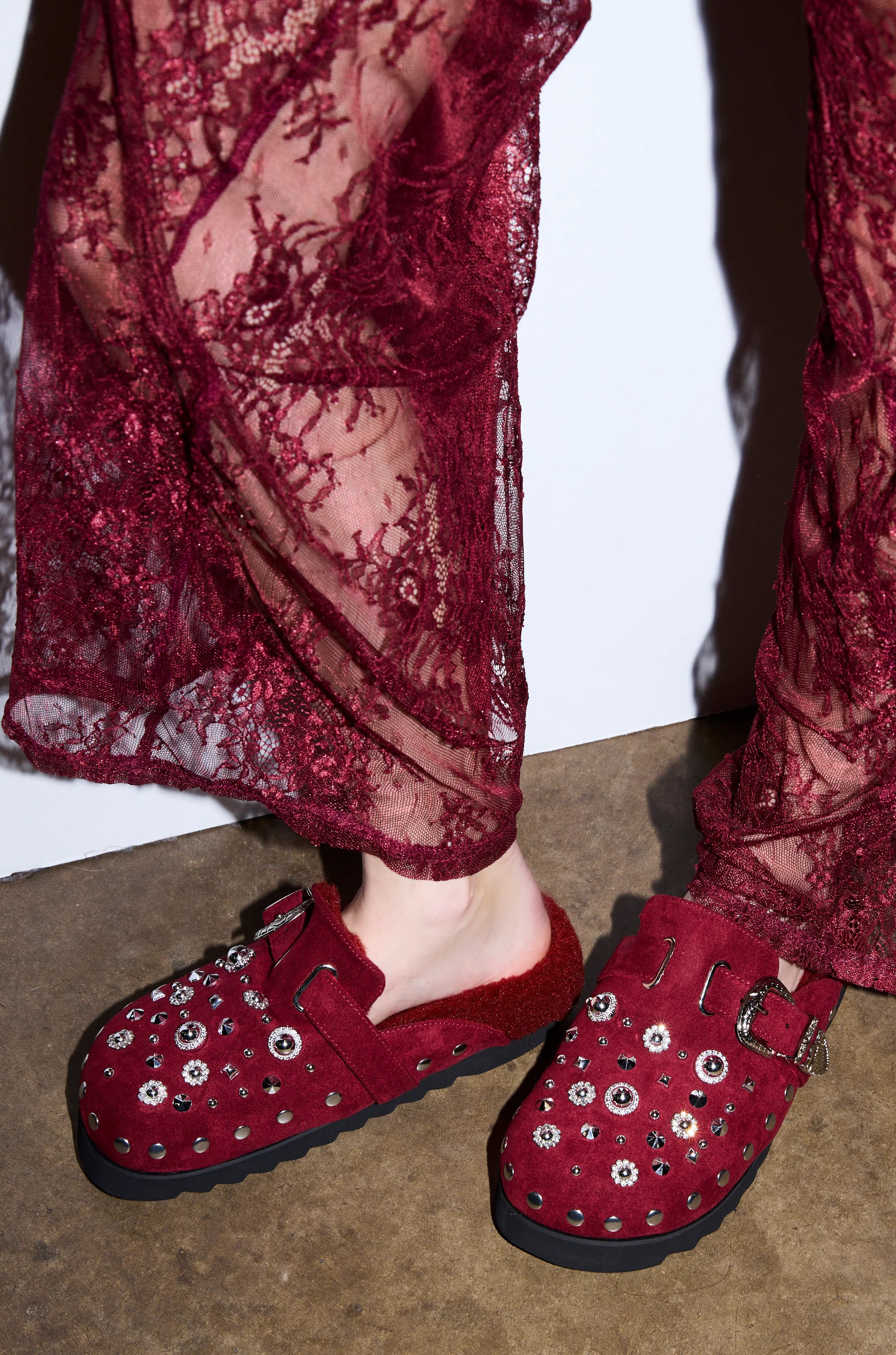 AKIRA Azalea Wang Chatter Fur Slip On Clog Shoes | Burgundy | Size 8.5 | AKIRA