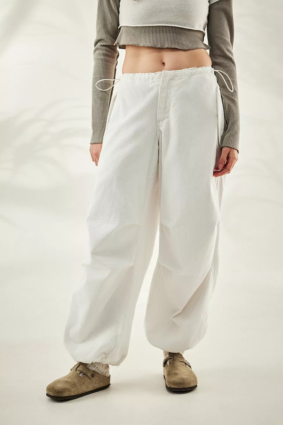 BDG – Weite Funktionshose in Weiß aus Cord | Urban Outfitters (EU)