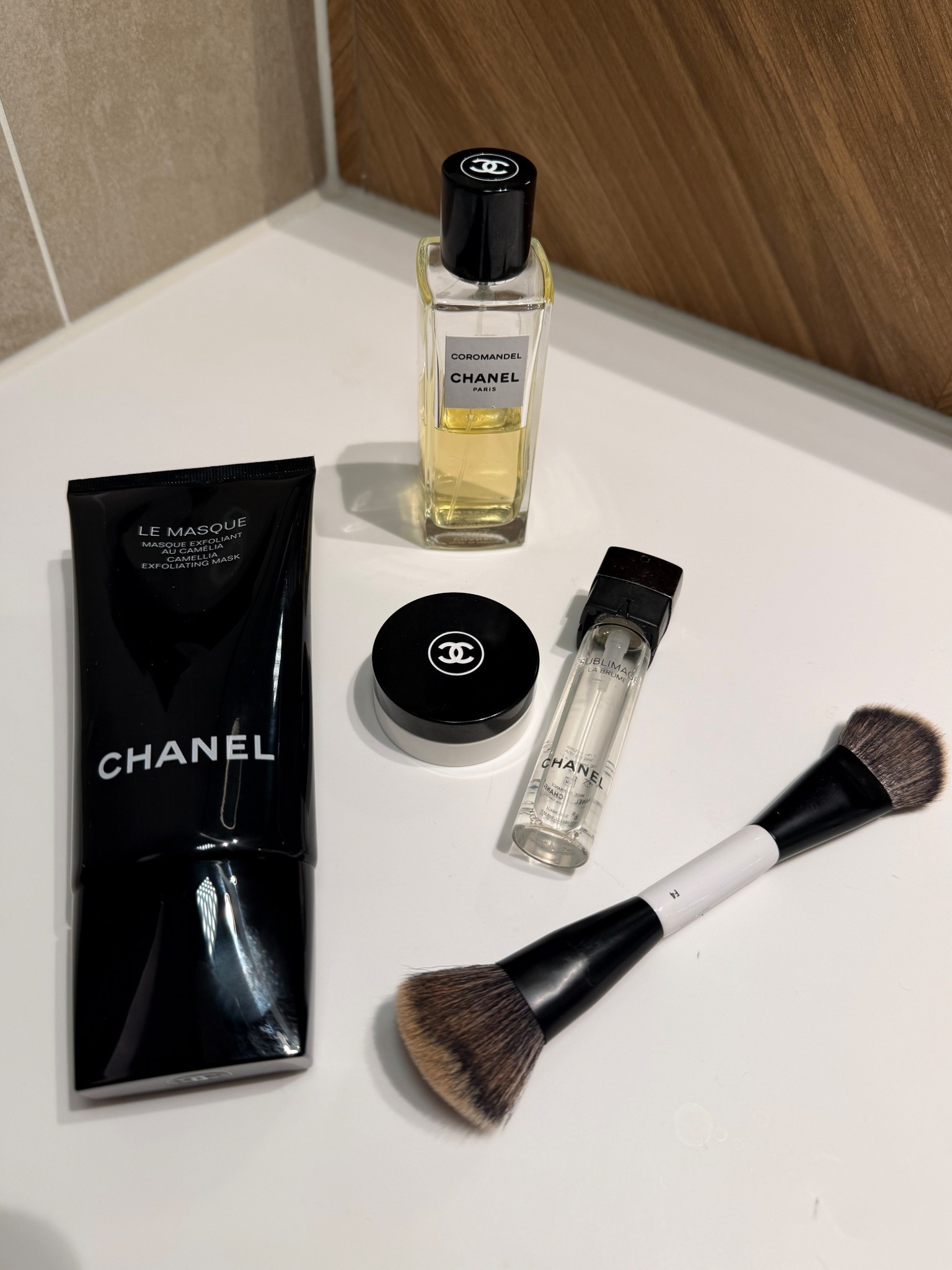 My current favorites! 🥰🖤

Chanel Exfolianting Mask
Chanel hydra beauty lip care
Chanel Sublimage
Chanel Coromandel Perfume

#chanelbeauty #essentials 
