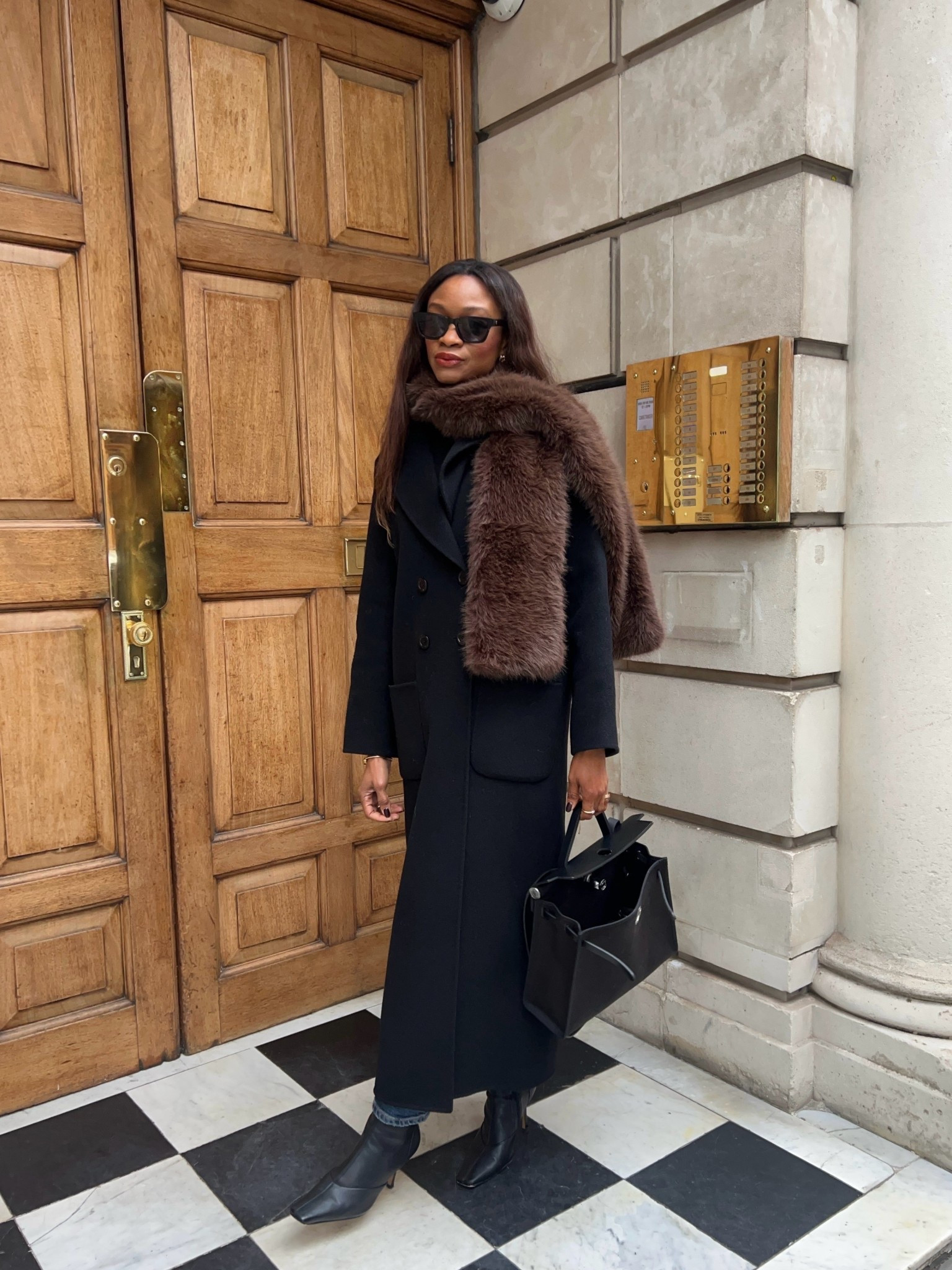 Winter outfit | Styling a brown faux fur scarf 