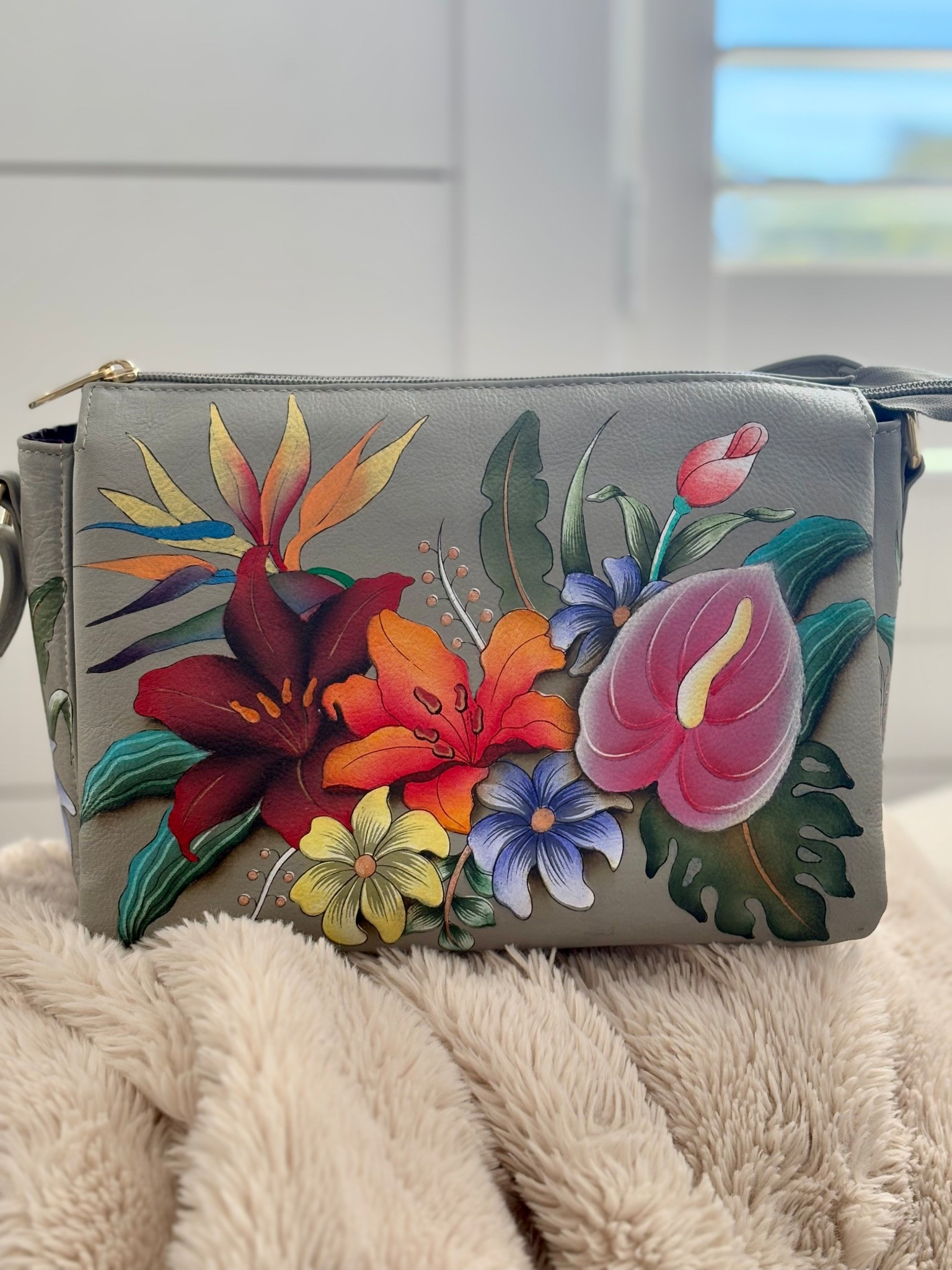 
A story like no other.💫 

Do you want to give someone a truly unique gift this year? I’ve got just the thing! @anuschkaleather handbags are a wearable work of art and make the ultimate Christmas gift this season! The original art on each bag is hand painted over many hours ensuring that every piece is like no other. 

I’ll link my favorite in stories and as always on my LTK page! 


#LTKmomlife #LTKGiftGuide #LTKHoliday