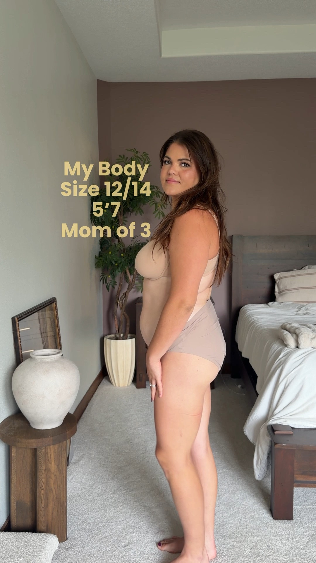 Follow women who look like you! Drop a 🙋🏽‍♀️ in the comments if this is you 🫶🏼

Follow @hiericasuckow for more size 12/14 mom friendly but never Mom vibe outfit ideas

Dress @American Eagle Outfitters