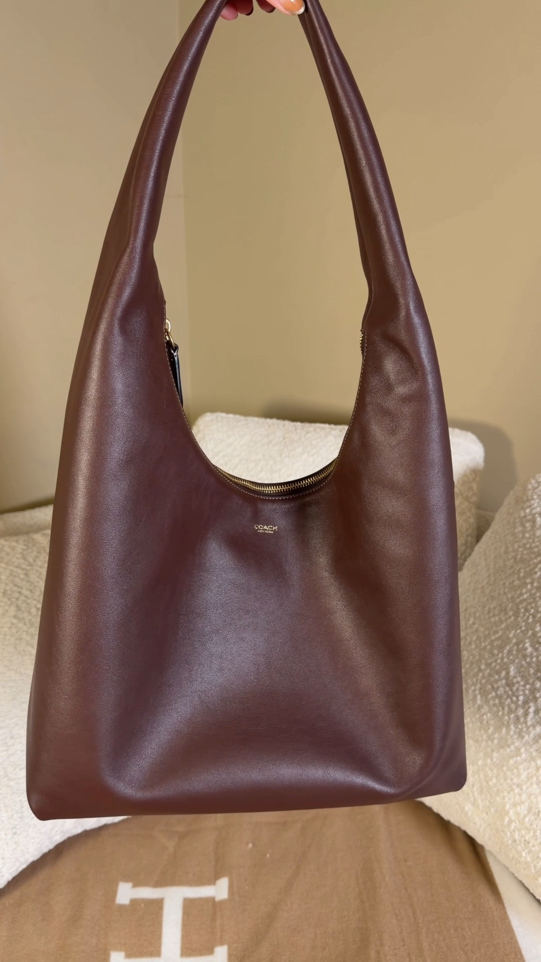 Unboxing a coach bag that isn’t out yet, or is it? 🛍️ Comment SHOP & I’ll dm you the link 💗

Dillards has been releasing new Coach retail bags, weeks before they come out on the official Coach website. I’m not really sure why but it’s a chance for you to grab some new bags early that a lot of people might not know about!

I saw that they had the new pillow Brooklyn 34 in black and maple o lien at Dillards so I went in store to se rid they were there as well!

What’s cool about this Brooklyn is it has a zipper and a thicker strap that is really comfortable. Overall the bag is so soft and squishy. Perfect for cozy fall outfits and she snug enough to fit everything you need!