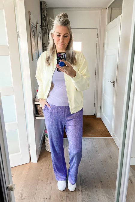 Ootd - Tuesday. A light yellow bomber jacket (Shoeby, ly. I have seen them on Vinted), purple metallic trousers (Guts & Gusto, M), a lavender top and white Puma sneakers. Hair clip with three hearts in matching colors. 



#LTKeurope #LTKover40 #LTKstyletip