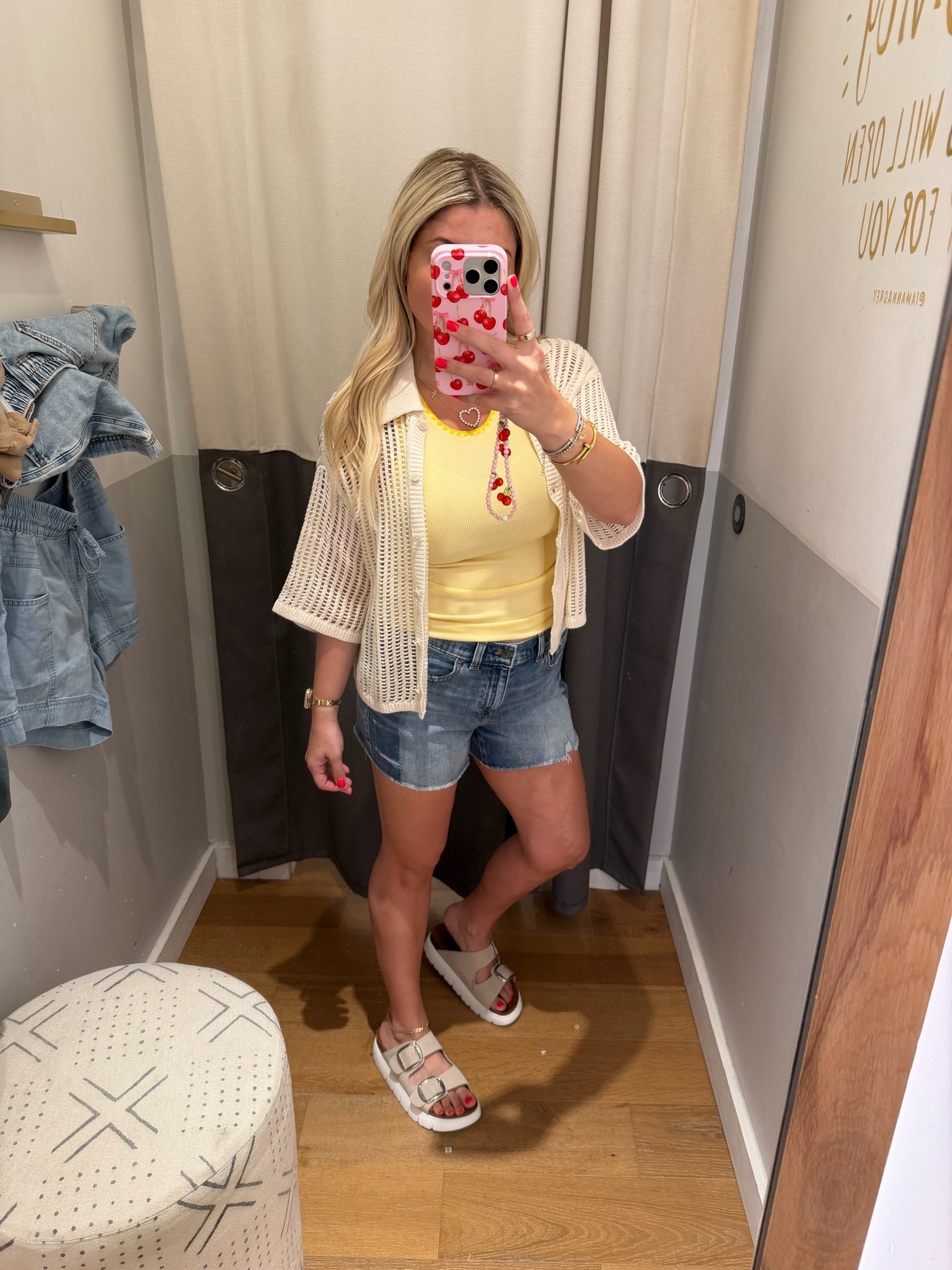 New @Aerie outfit✨
Size xs cardigan, small tank and denim shorts. Sandals tts
Summer outfit