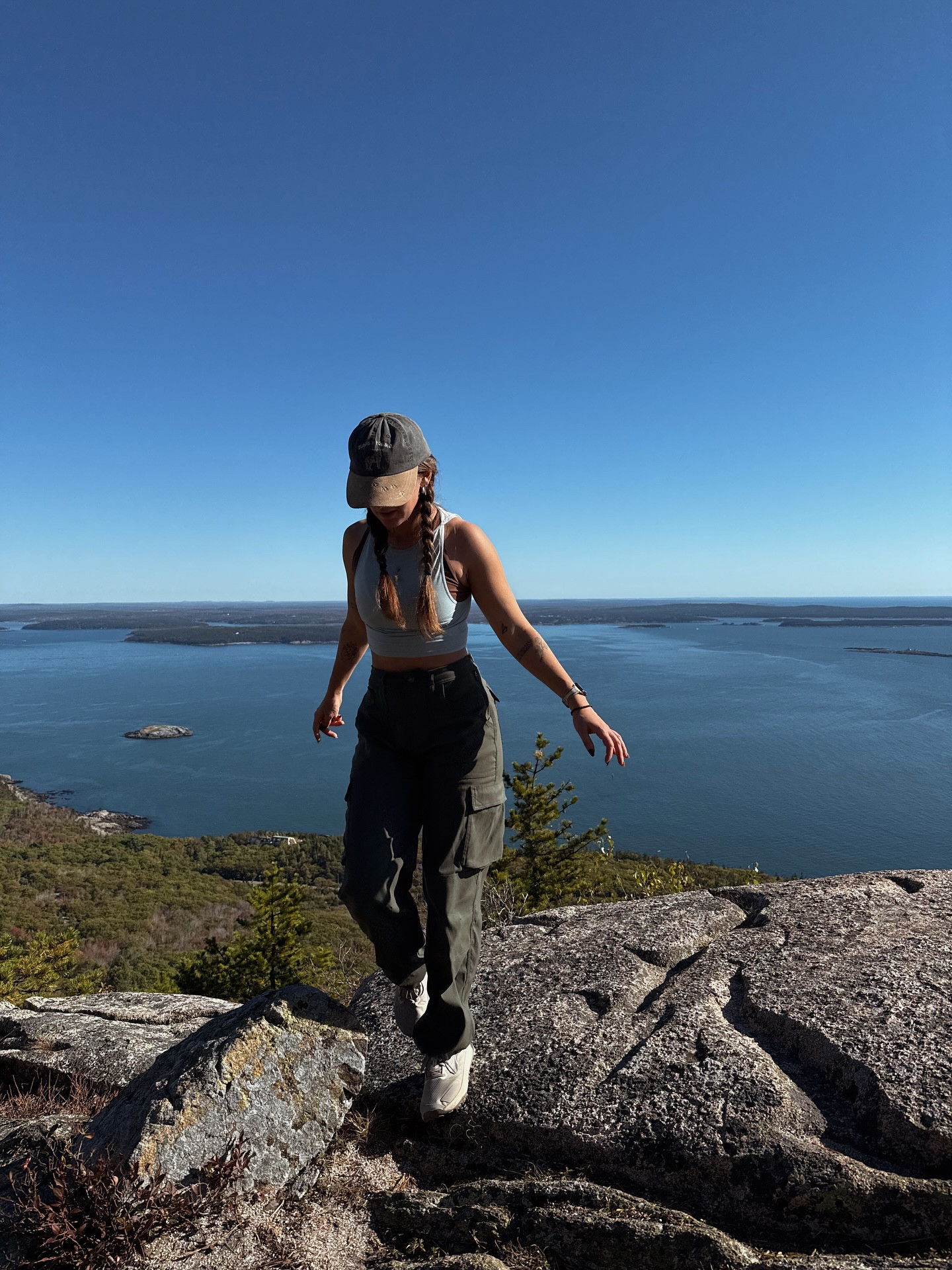 shout out to the park service & trail maintenance for drilling these rods, rails, and ladders into the side of a mountain so people can climb to the top and see these views !!!!!

fit details:
top - old @fpmovement 
pants - @prana zion cargos
shoes - @altrarunning lone peak 9 trail runners

✨🧚🏼🌲🌊
#granolagirl #acadianationalpark #maineisgorgeous