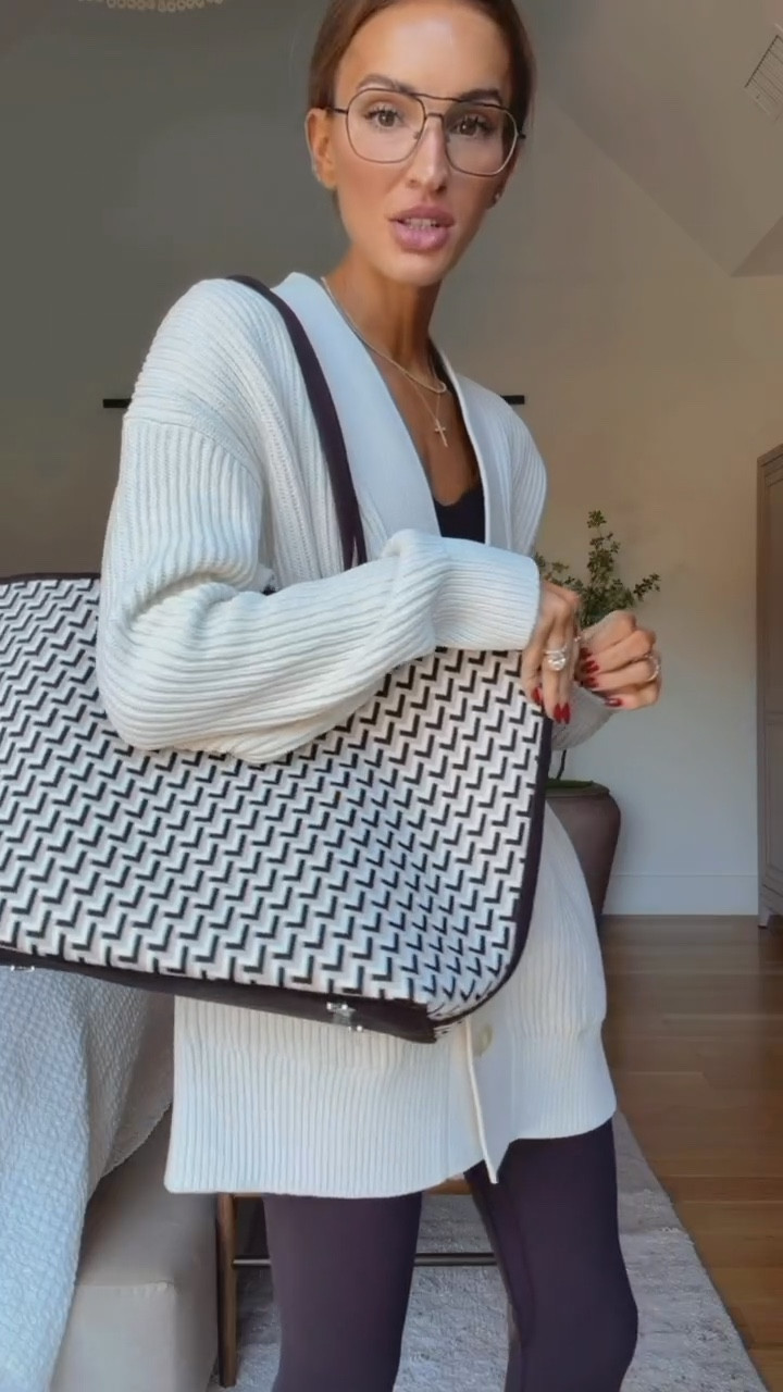 more gift ideas from lululemon! 🙌🏼 
wearing a small in this cozy cardigan 🤍