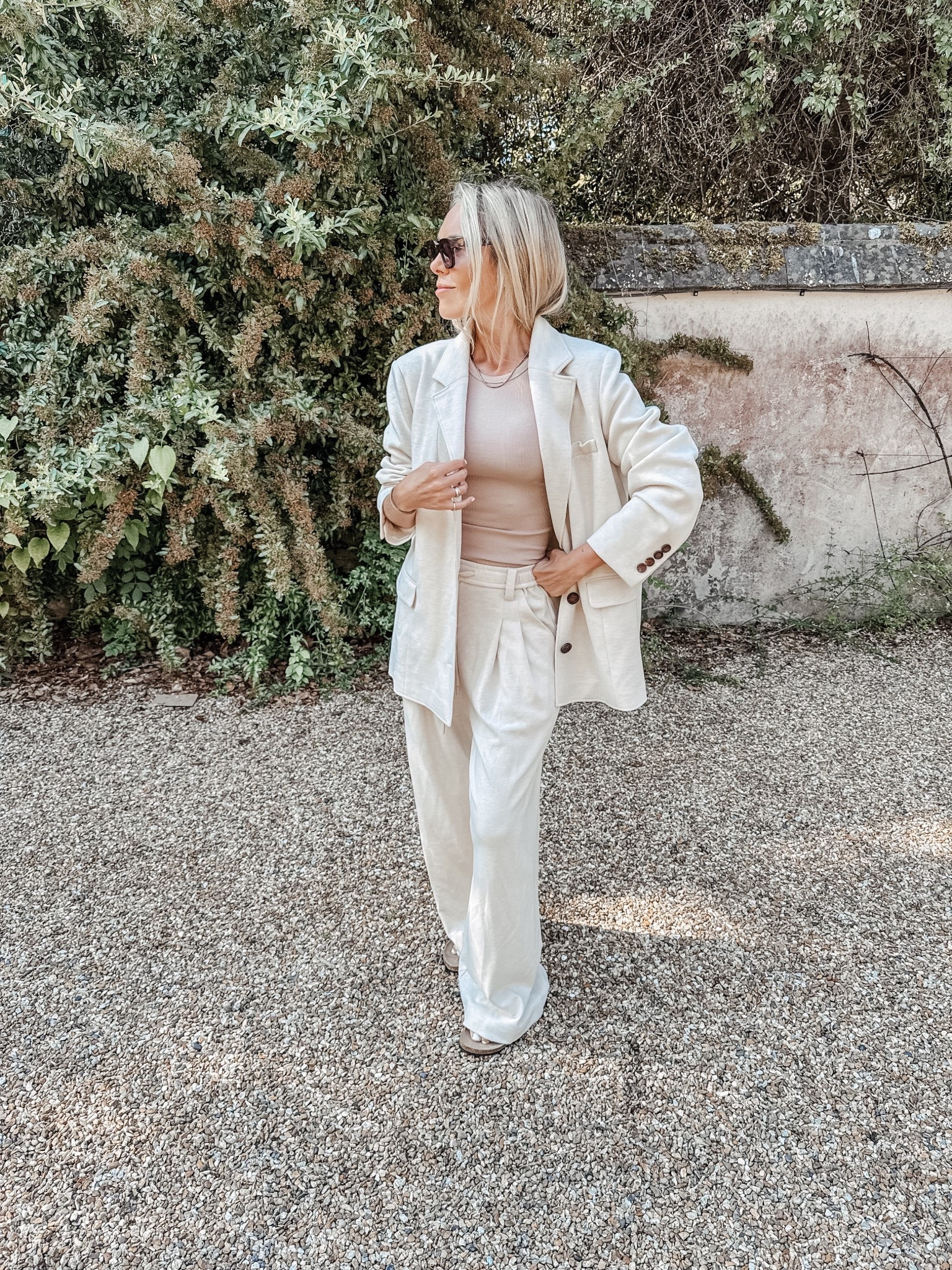 
Styling up 4 different looks from @fabrique_official for 4 different occasions. At Fabrique they work with 300+ global designers from the big fashion labels to create luxury fashion at affordable prices. Use code JO15 for 15% off your first order

Look 1 for Henley regatta I’m wearing the Claudia dress
Look 2 for a Summer wedding I’m wearing the Kari dress
Look 3 for evening drinks I’m wearing the Loira top and Cindy jeans
Look 4 for my travelling look I’m wearing the Daseasa wide leg trousers & hoodie blazer jacket

Any questions just drop below 
Ad
