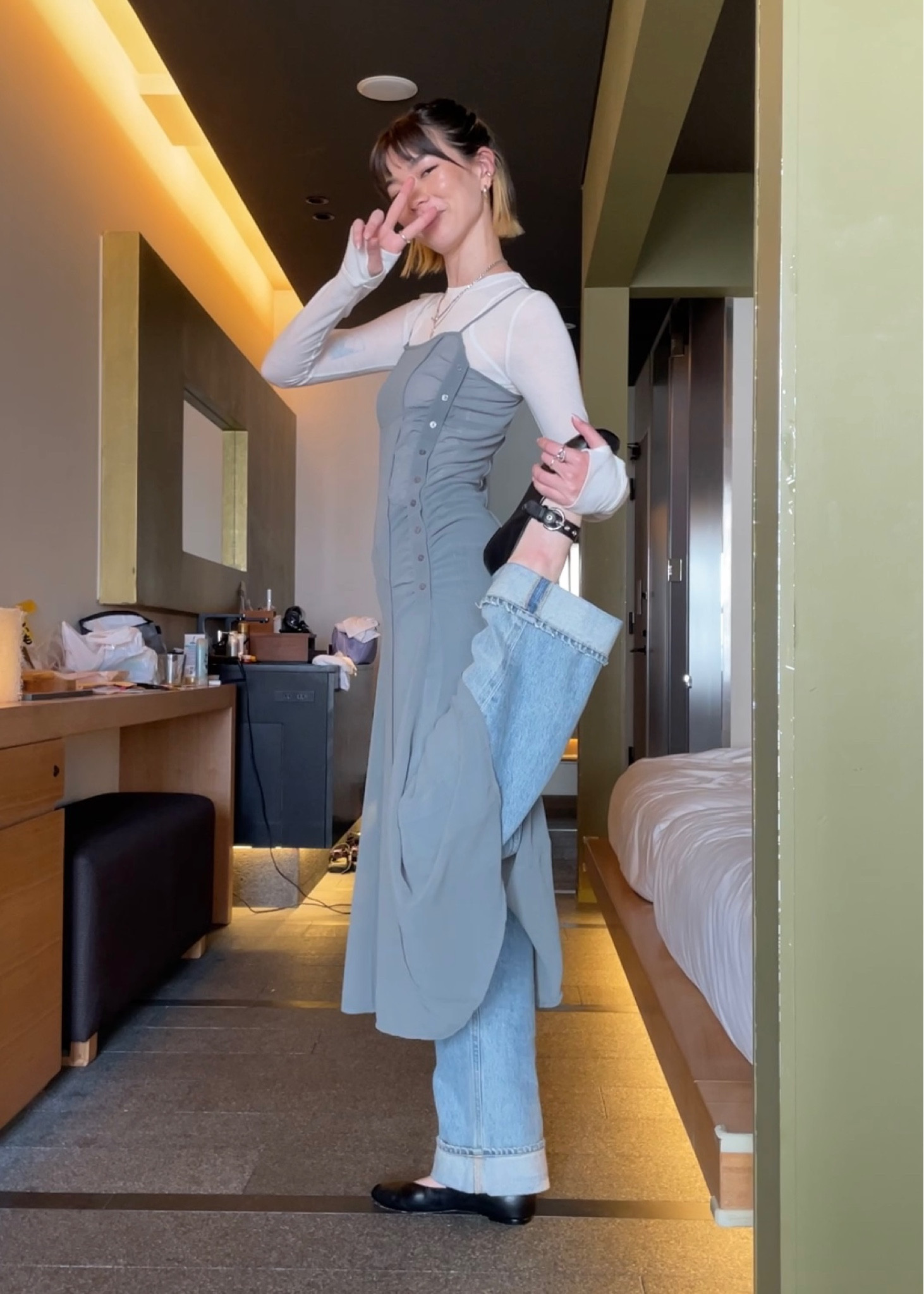 Top: Geel, dress: Moussy, jeans: Citizens of Humanity, shoes: reformation 