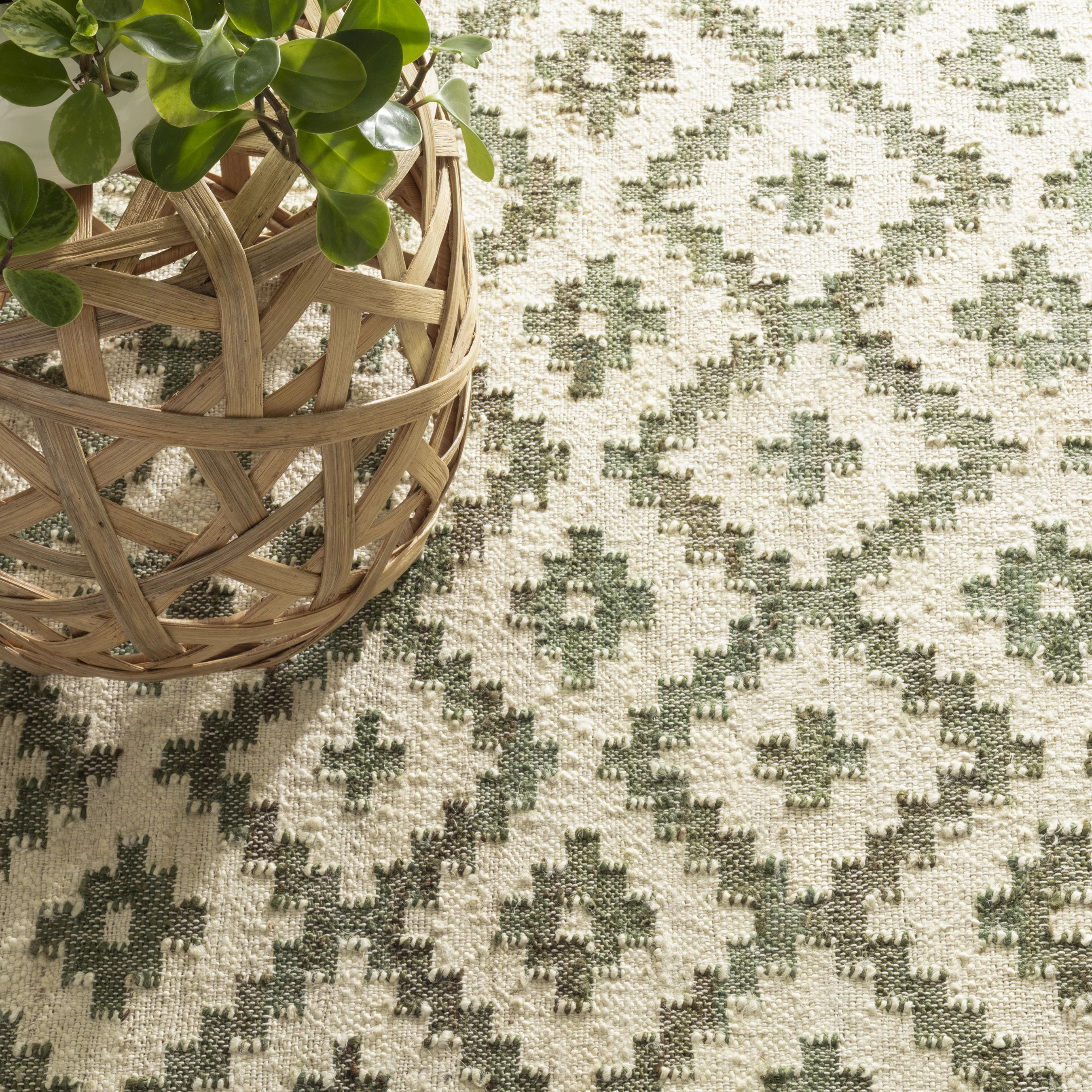 Gizi Geometric Hand-Woven Flatweave Evergreen/Beige Area Rug | Wayfair Professional