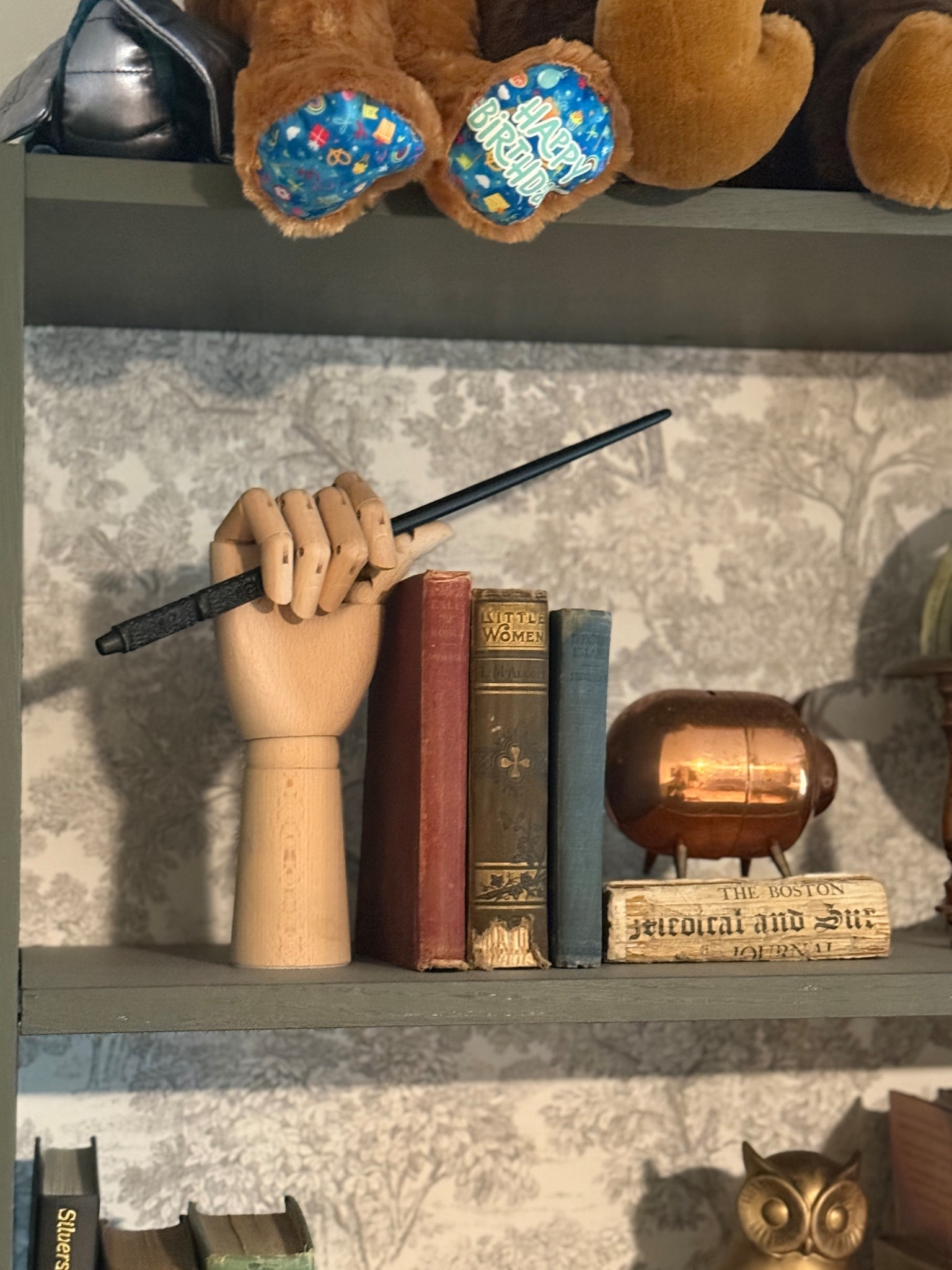 Display your Harry Potter wand, but make it ✨artsy✨ 

(“Handskald" from Ikea)

#homedecor #harrypotter #booklover 

#LTKFindsUnder50 #LTKHome #LTKKids