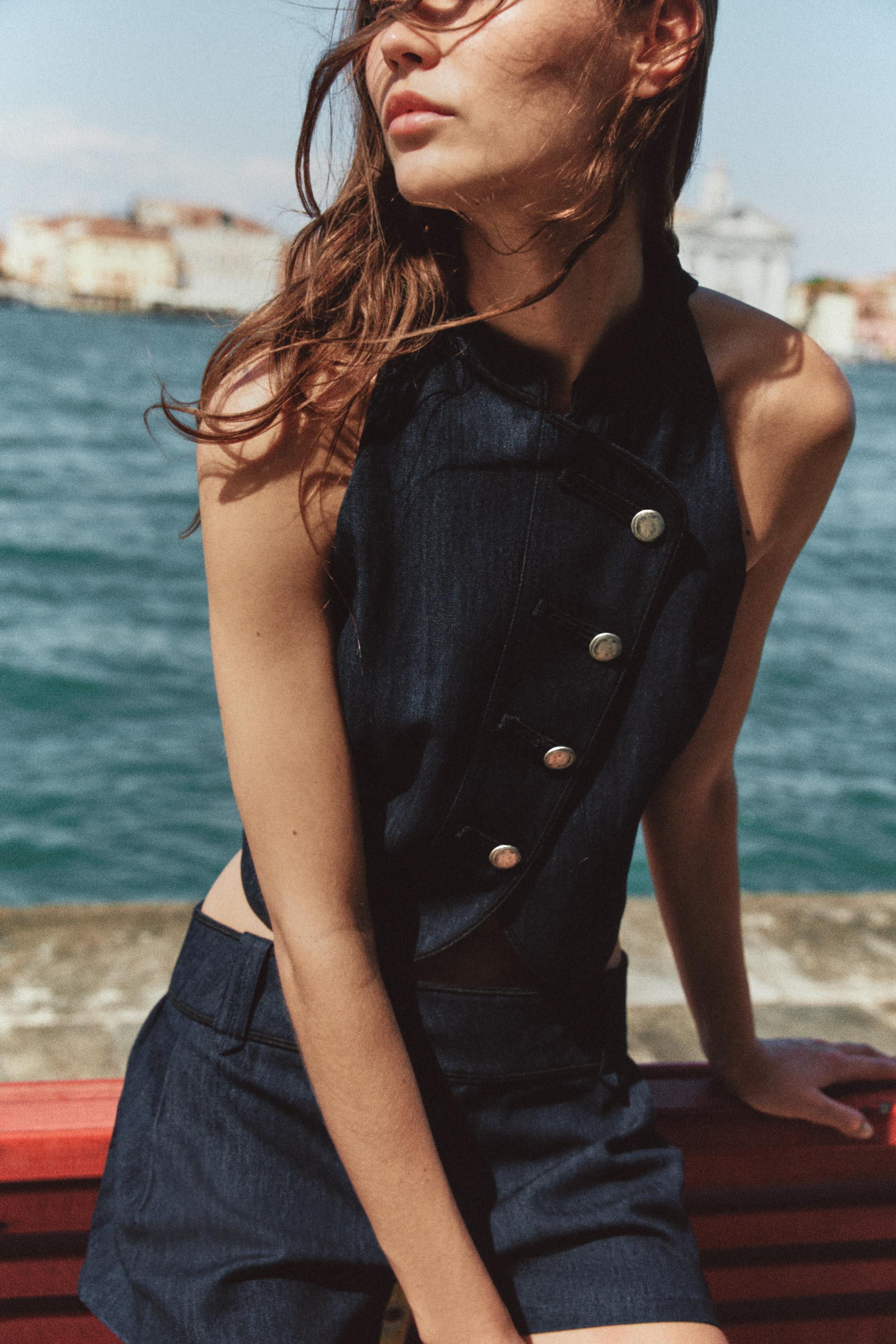Halter neck vest. Contrasting piping detail. Front double-breasted button closure.Indigo2872/815/... | Zara US