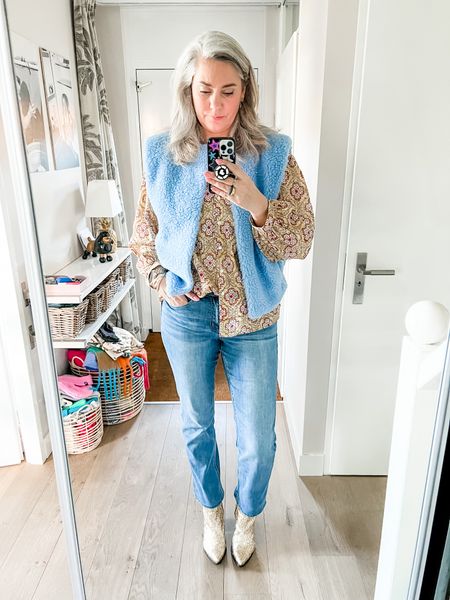 Outfits of the week 

Green printed Blouse and light blue teddy vest both from local boutiques and both one size. 

Straight sustainable jeans by LTS which I hemmed to ankle length (size 40) and my gold sparkly western boots. 



#LTKeurope #LTKstyletip #LTKcurves