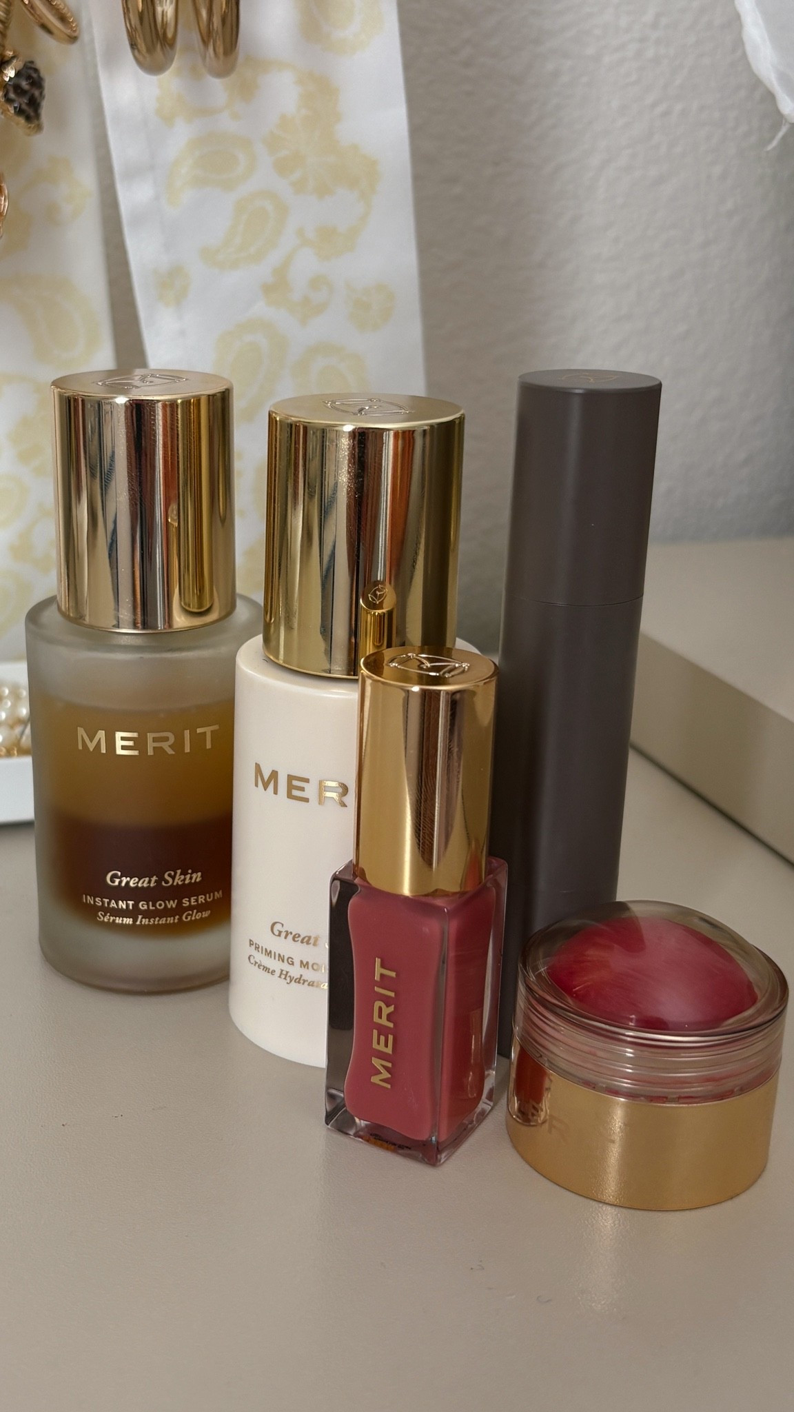 Clean, soft & light makeup routine with Merit

Foundation & concealer stick shade linen
Hydrating tinted lip oil shade pointelle
Priming moisturizer 
Instant glow serum
Cream blush shade rouge

#LTKmorningroutine #LTKdayinmylife #LTKBeauty