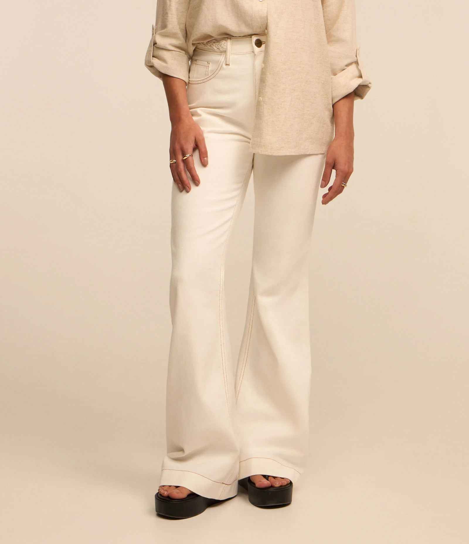 Calça Flare Cintura Alta em Sarja com Cós Trançado Off White - Lojas Renner | Renner (BR)