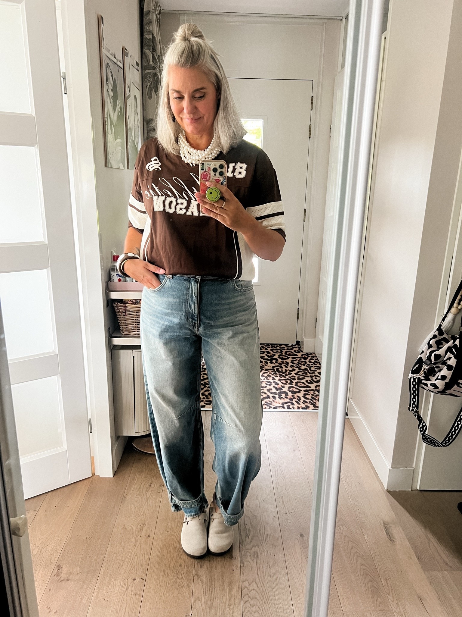 OOTD - Zondag. Bruine football jersey (Shoeby, M) en barrel fit jeans (maat 44) en Birkenstock Boston muiltjes.

#LTKnederlands #LTKeurope #LTKsummer