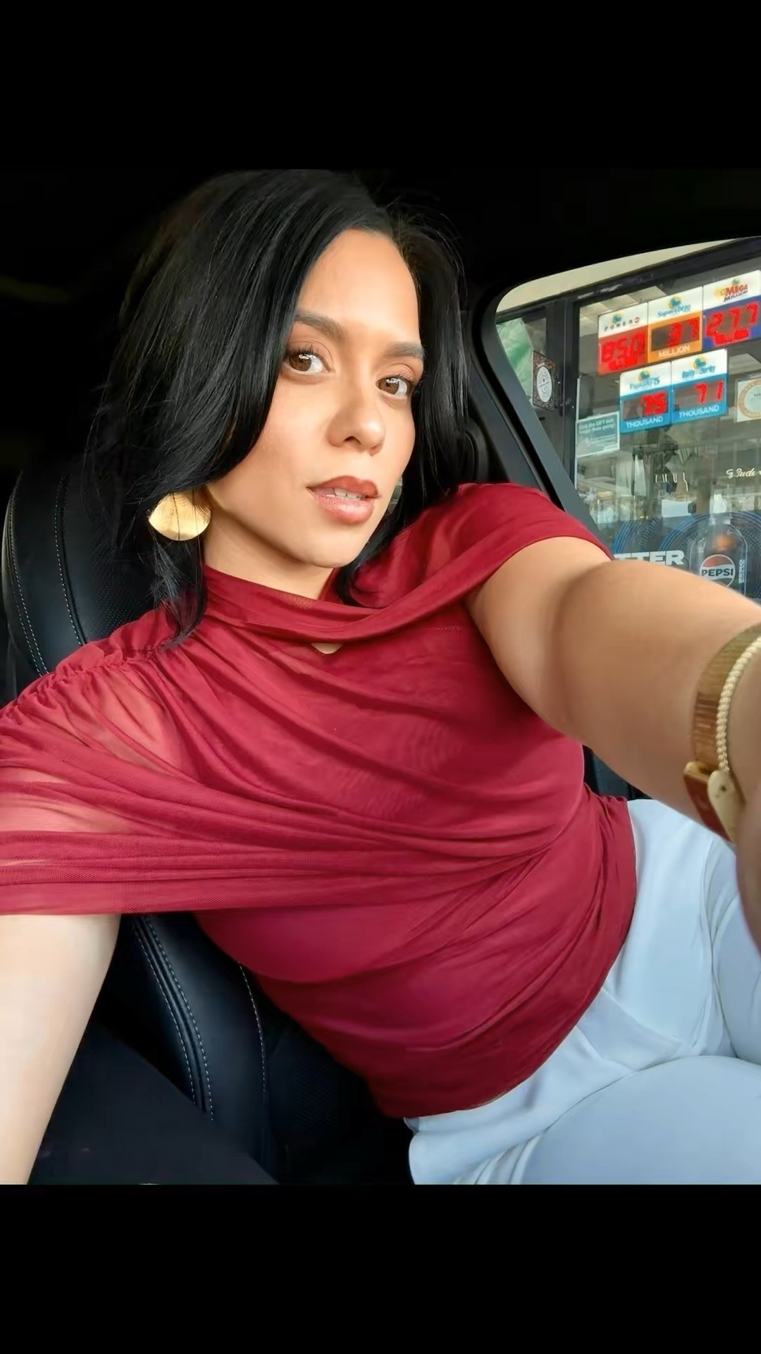 Perfect night out or workwear top. 
Wearing a Medium ✨