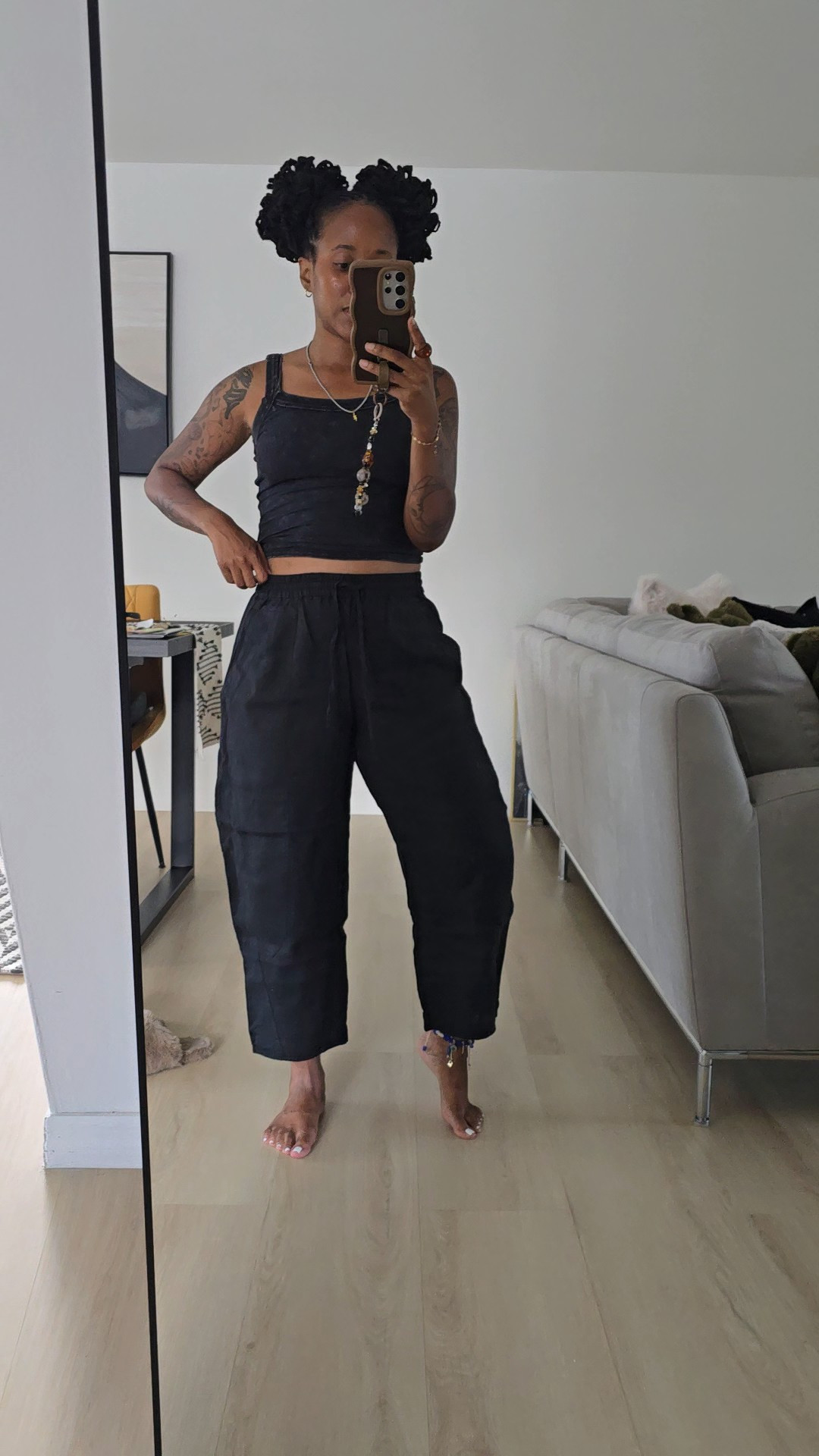 I am wearing a size small petite in the linen barrel pull on pants from @bananarepublic 


