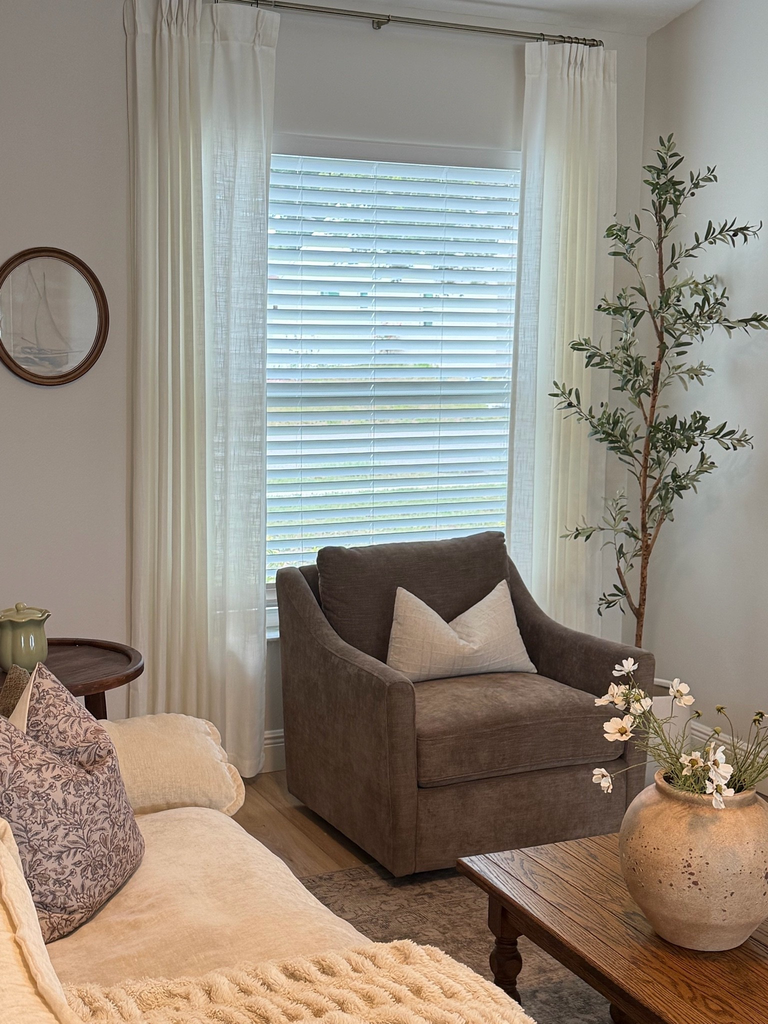 Cozy living room🤍

#LTKSeasonal #LTKHome