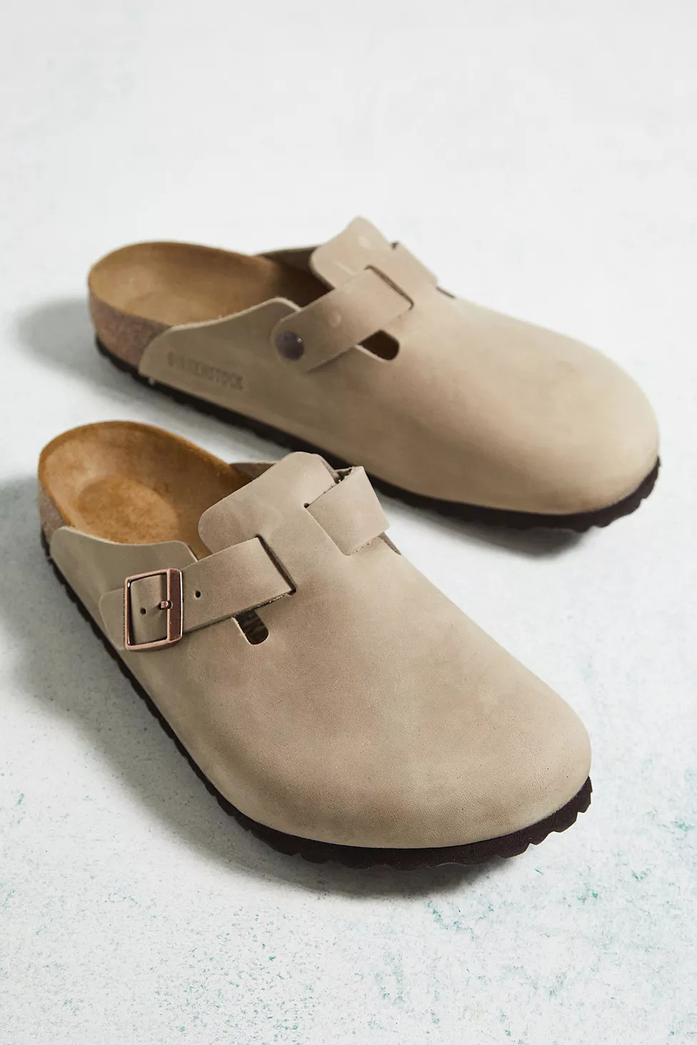 Birkenstock Boston Tobacco Oiled Leather Clogs | Urban Outfitters (EU)