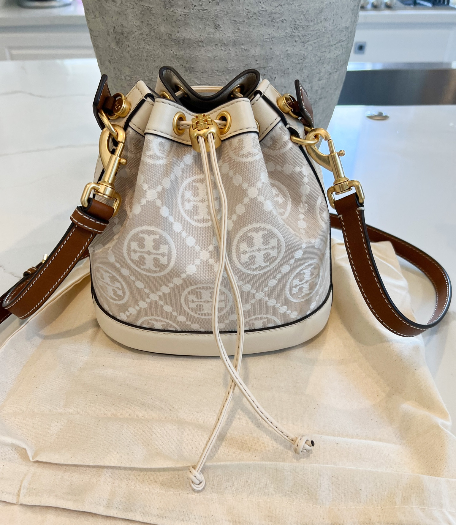 Tory Burch bucket bag

#LTKtravel #LTKSeasonal #LTKitbag