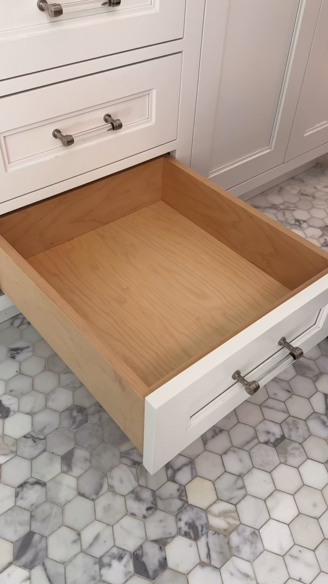 ✨Welcome to The Weekly Drawer Reset✨ This week, we’re organizing the hair drawer.🪮
As someone with a lot of hair I know the importance of organizing hair products. 
Here are 3 simple steps to get your hair essentials organized. 
1. Purge
2. Clean the drawer and measure 
3. Use drawer organizers to stay organized 
A drawer is an easy place to start your organizing journey and once you see the results it will motivate you to tackle another space.😊

#drawerreset #homeorganization #bathroomorganization #organizingtips #declutteryourlife

#LTKSaleAlert #LTKHome #LTKBeauty