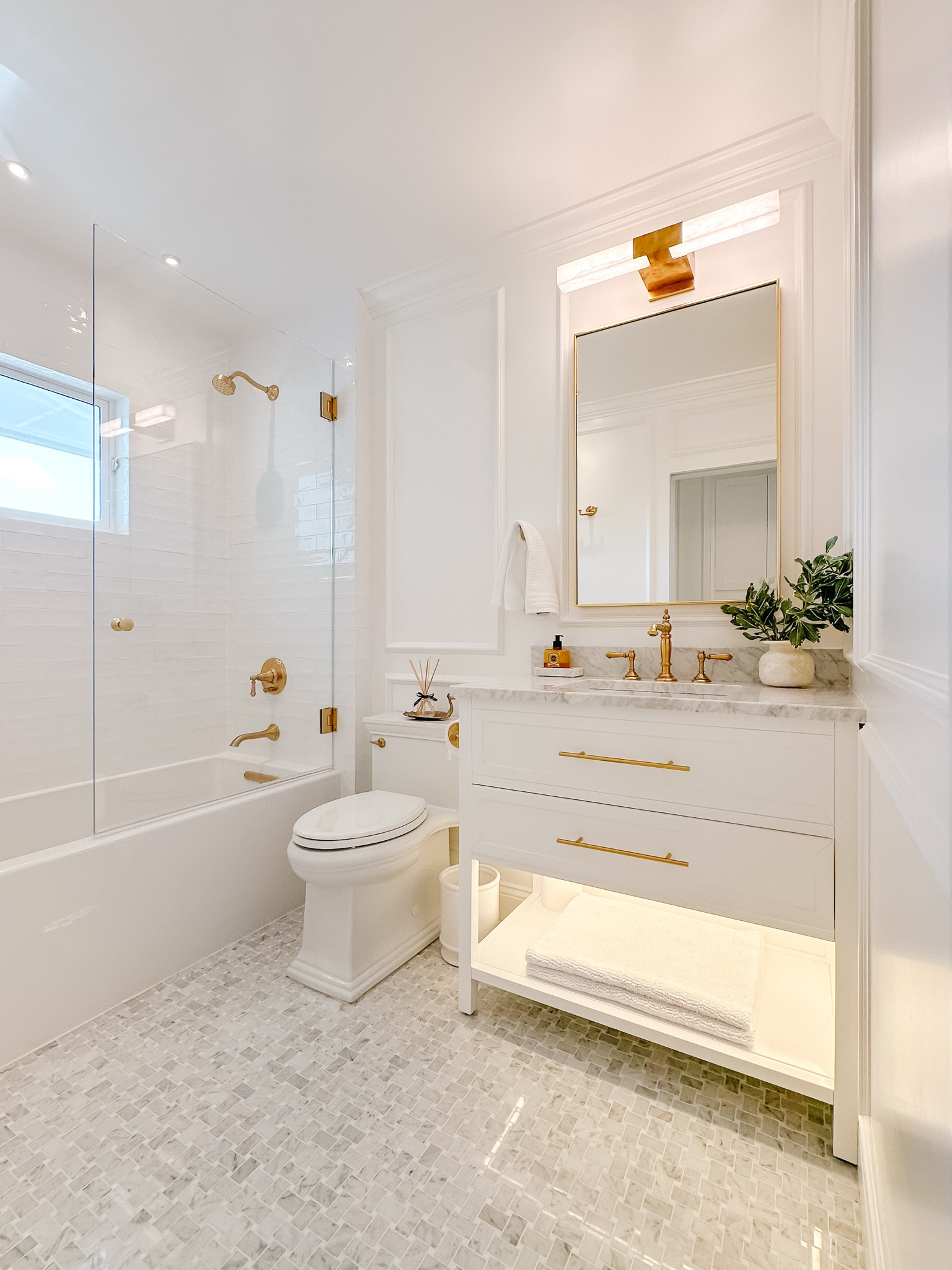 Guest bath details 💫

Shower/bath tile  - AKDO Origins White Birch
Herringbone floor tile - AKDO Carrera & Thassos marble dot basketweave. 


#LTKHome