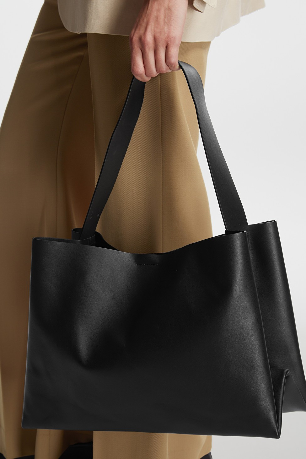 FOLDED LEATHER MEDIUM SHOULDER BAG | COS (US)