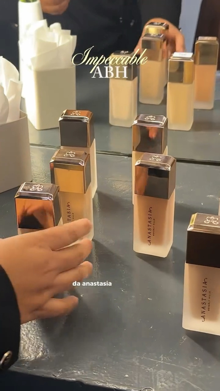 Obcecada pela nova base Impeccable da @anastasiabeverlyhills 🤍 @sephorabrasil ✨ Obrigada, @louresconsultoria @donna.agencia #impeccable #anastasiabeverlyhills