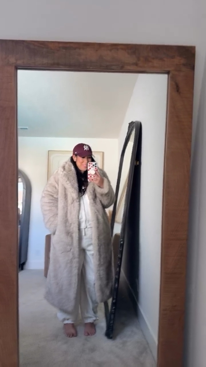 Midsize outfit, size XL in everything!
-
-
-
Midsize fashion, trendy outfit idea, faux fur coat, nyc outfit, matching set

#LTKMidsize #LTKSeasonal