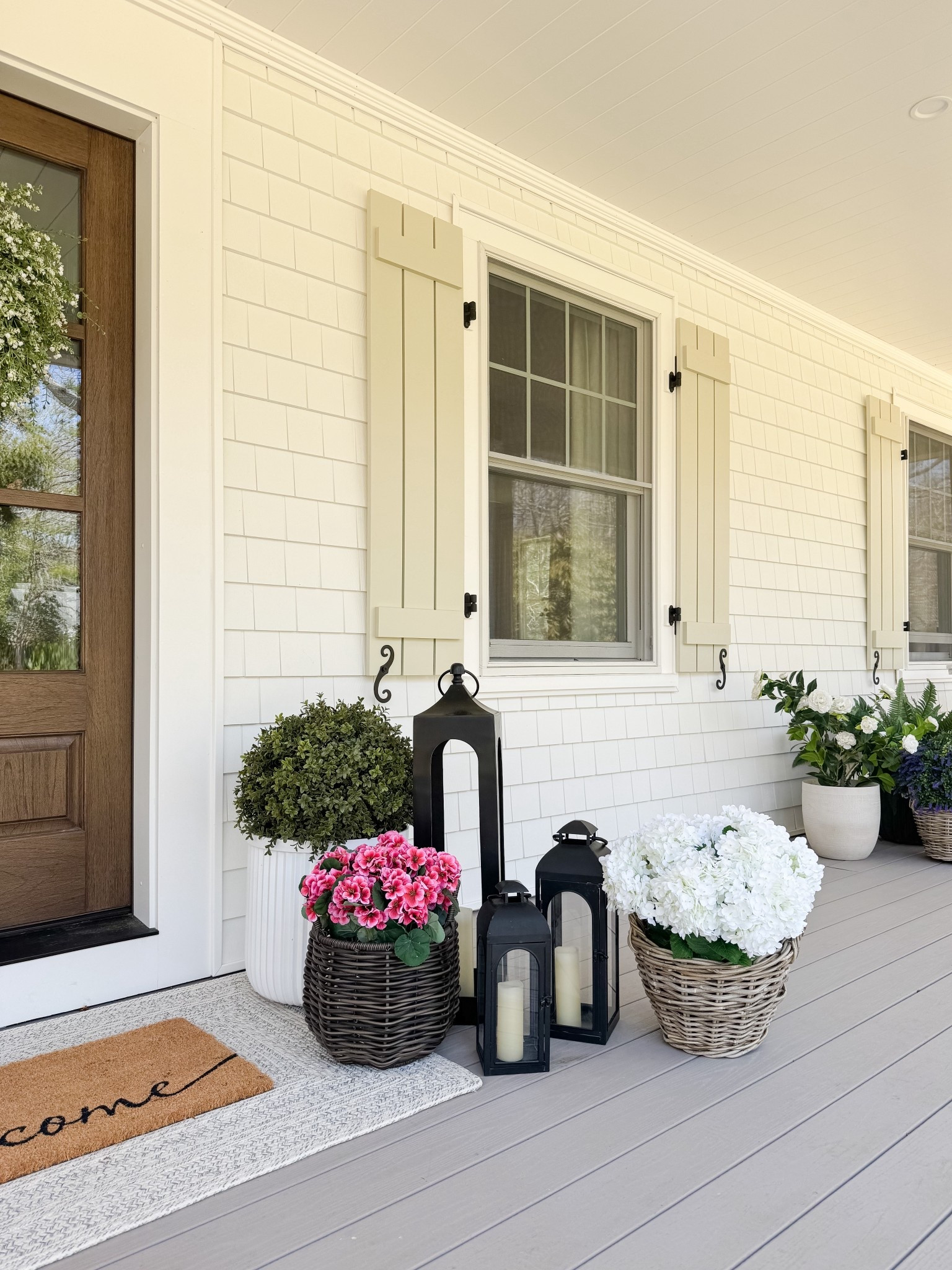 Spring Front Porch

Home  home decor  home favorites  spring front porch  spring home decor  seasonal decor  wreath  planters  area rug  coastal home

#LTKSeasonal #LTKHome