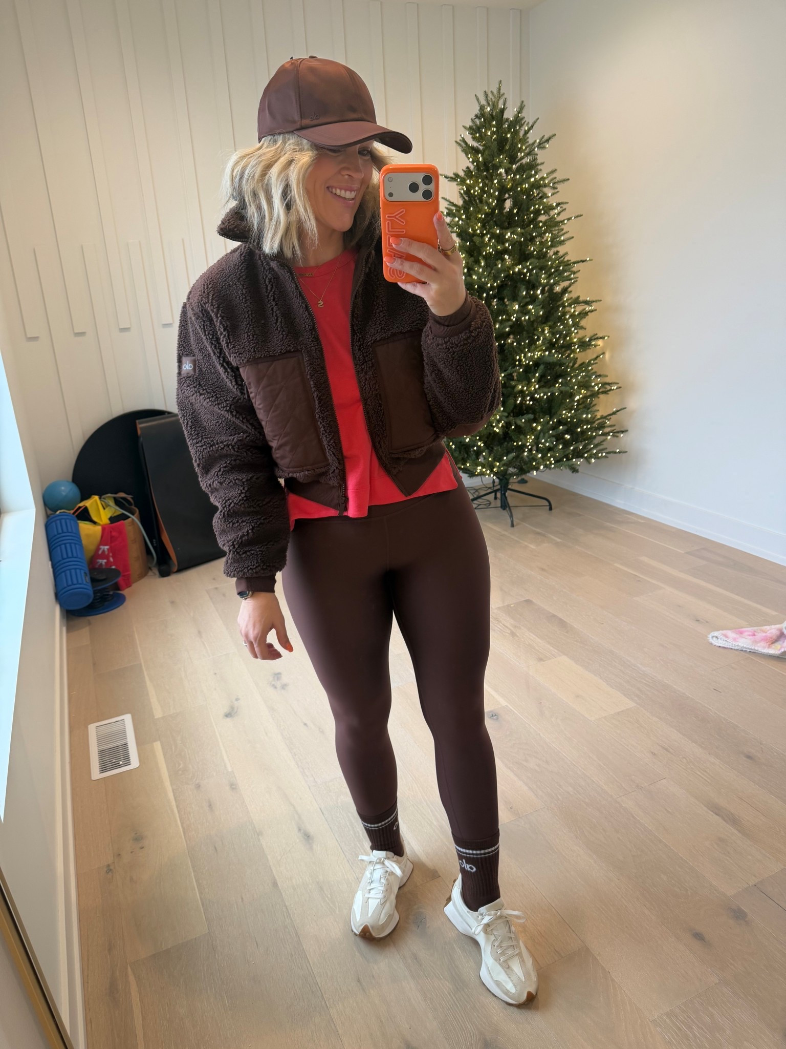 Chocolate Brown 🤎

XS- coat 
S- leggings
Hat