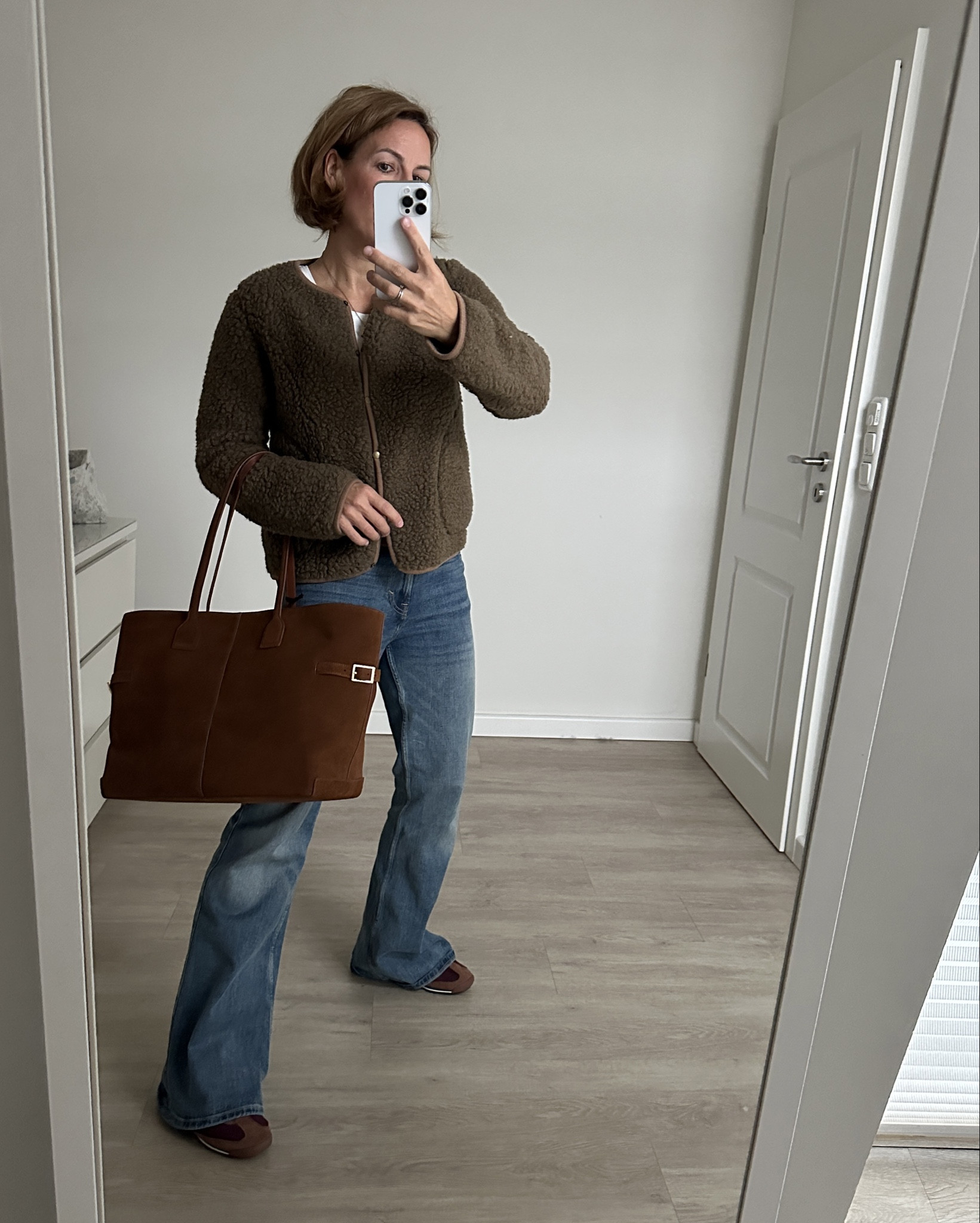 Herbstoutfit: Teddy Wolljacke, Wildleder Tasche in braun & Flared Jeans

#LTKautumn #LTKwinter #LTKdeutschland