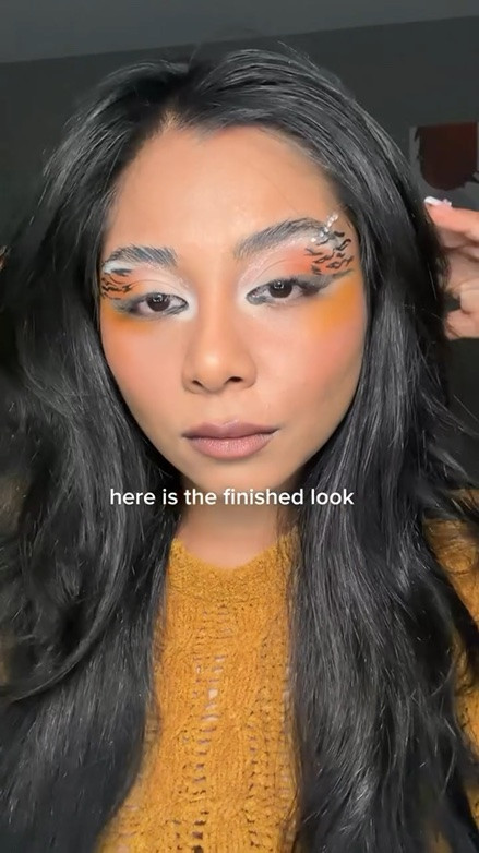 @hudabeauty smokey eye palette @plouise_makeup_academy AM to PM palette @sheglam_official glotter gel. 

This look made me remove my extensions completely. Those lashes are not popping! But the look came out so nice!
#eyemakeup #makeuptutorial #colourfulmakeup #makeup #grwm