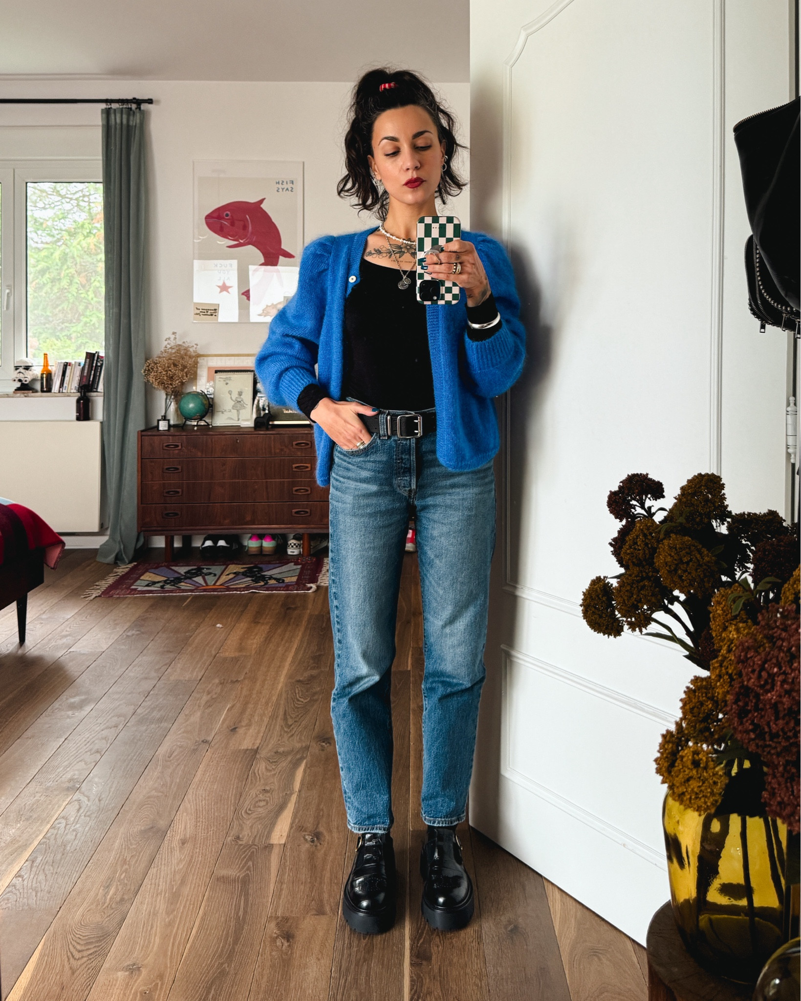 ootd 6.10.23
• gilet Katia Sanchez
• derbies Céline 
• Rouge à lèvres teinte Too Hot To Hold 🔥 