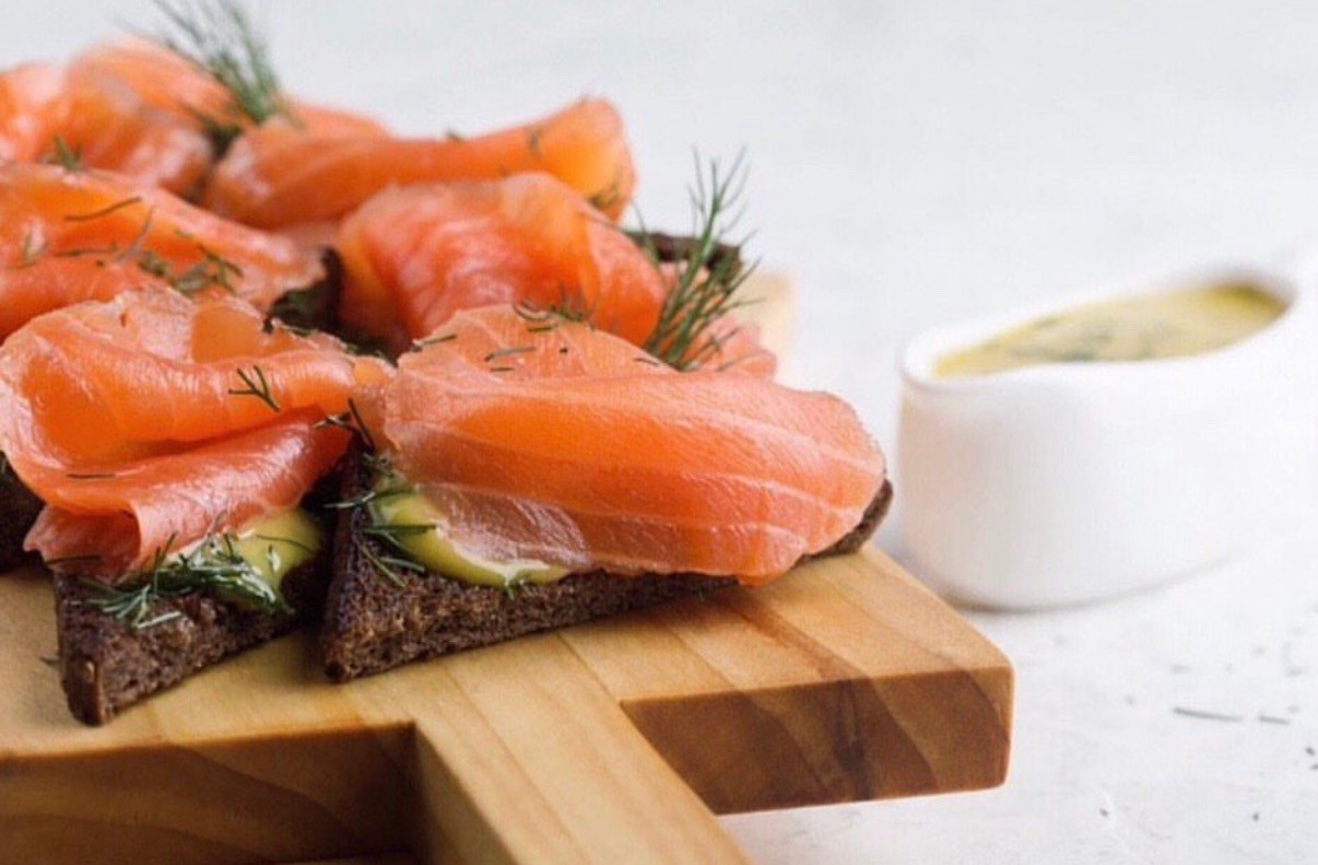 Dill Mustard Sauce 🥄
Ingredients:
½ cup Dijon mustard
2 teaspoons dry ground mustard
6 tablespoons sugar
¼ cup white wine vinegar
2/3 cup olive oil
6 tablespoons chopped fresh dill
Directions:
Combine the Dijon mustard, ground mustard, sugar, and vinegar in a small bowl
Slowly whisk in the oil and stir in the chopped dill
Serve with smoked salmon and dark pumpernickel bread