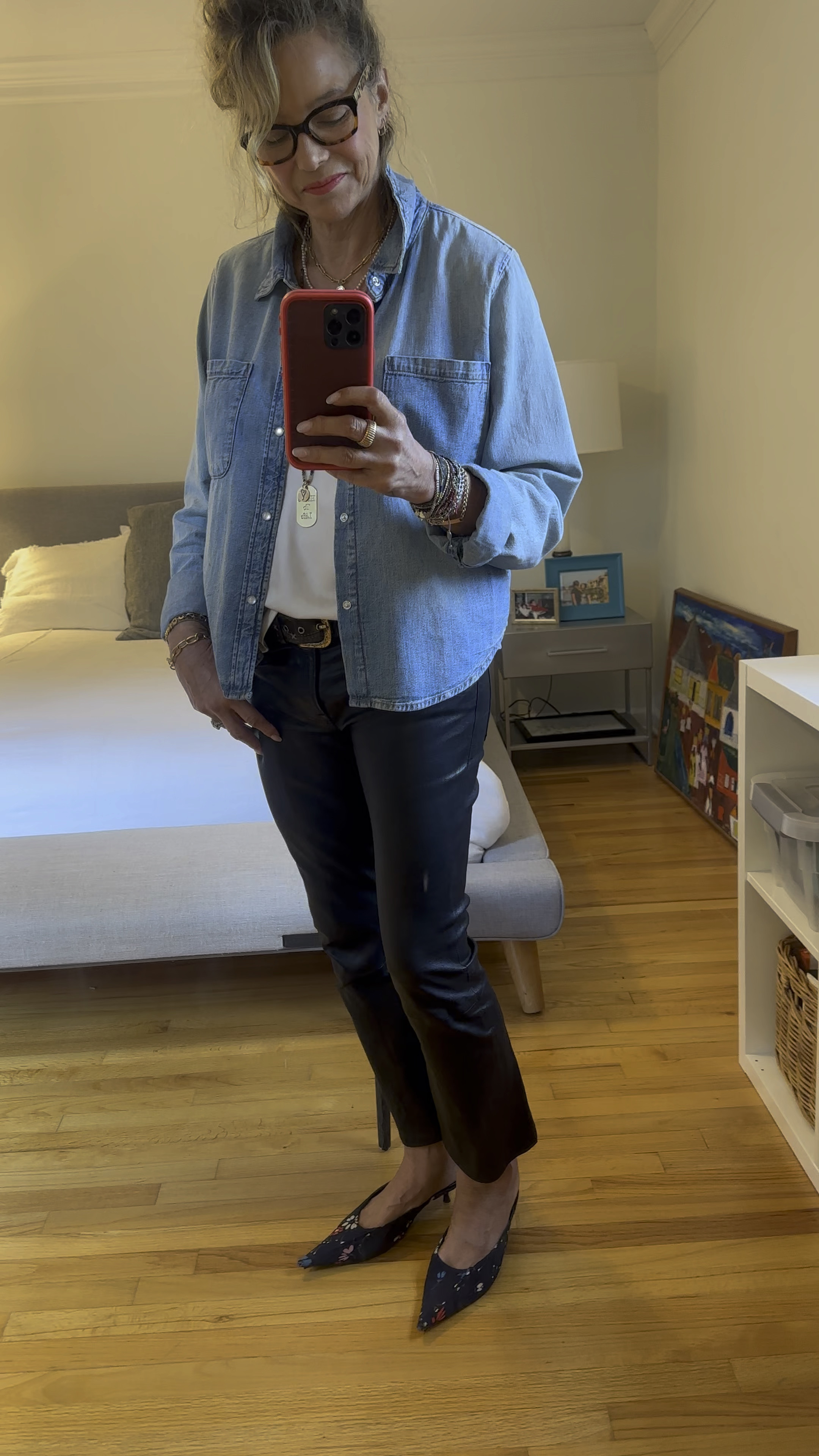 Leather Weather 🍂 
I love pairing leather pants with a relaxed denim shirt.