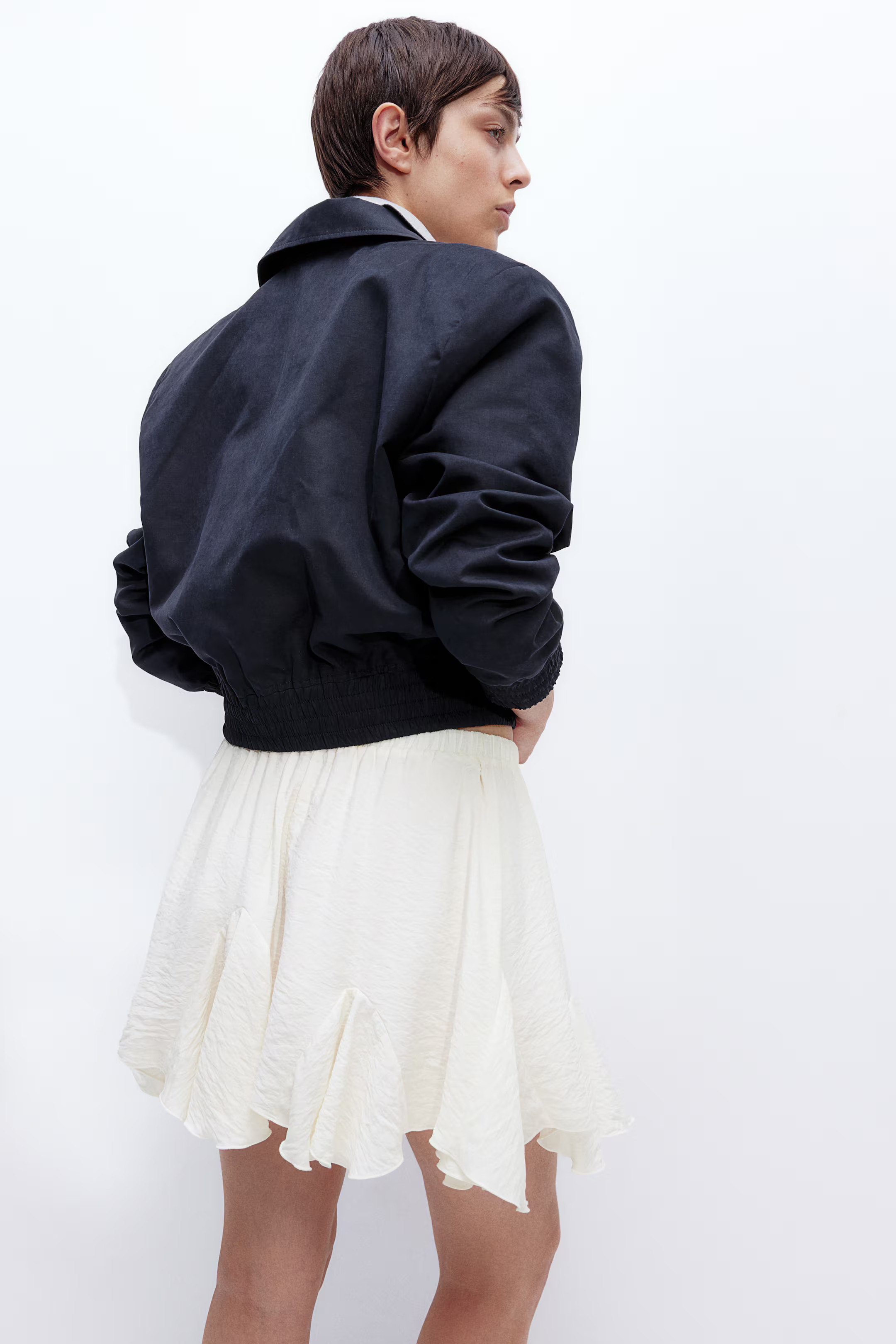 Crêpe godet-pleated mini skirt - Regular waist - Mini - Cream - Ladies | H&M GB | H&M (UK, MY, IN, SG, PH, TW, HK)