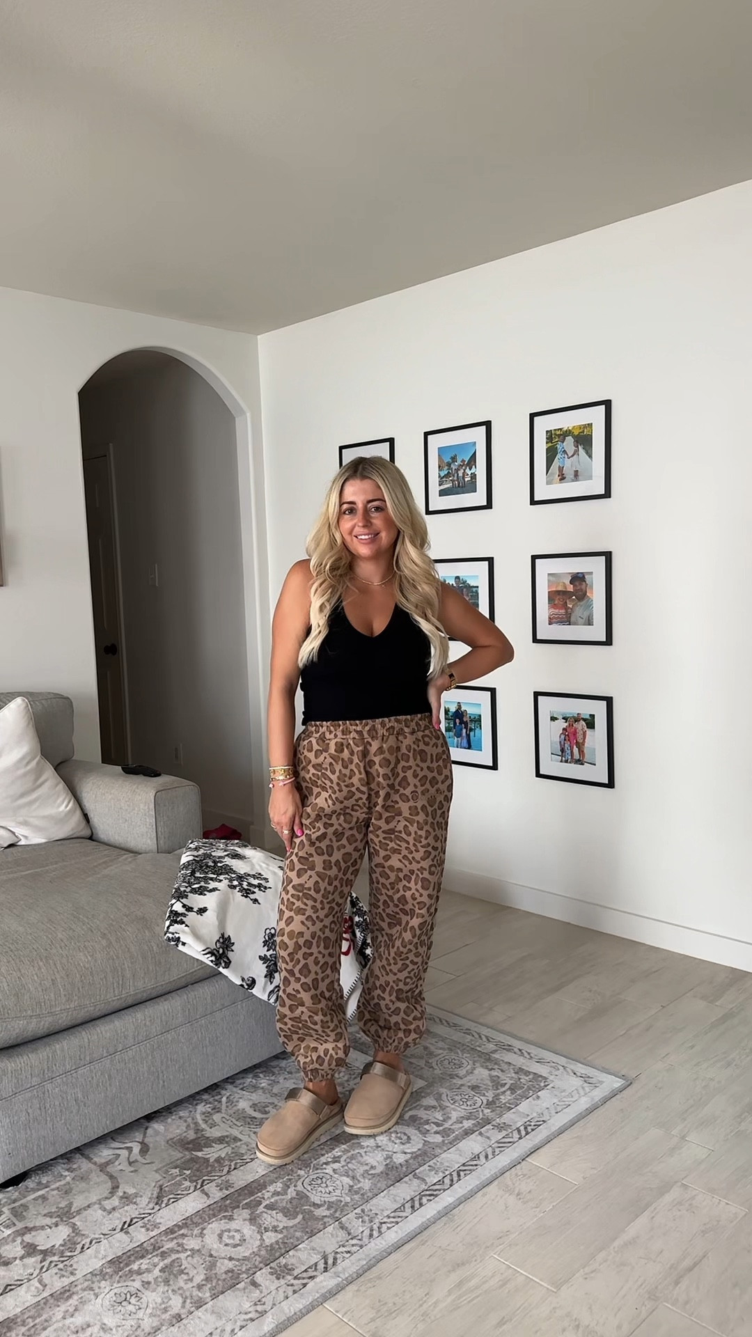 Comfy cute outfit
Short girl hack Comfrt kids sweatpants XL!
Small tank
Ugg clogs tts

#LTKootd