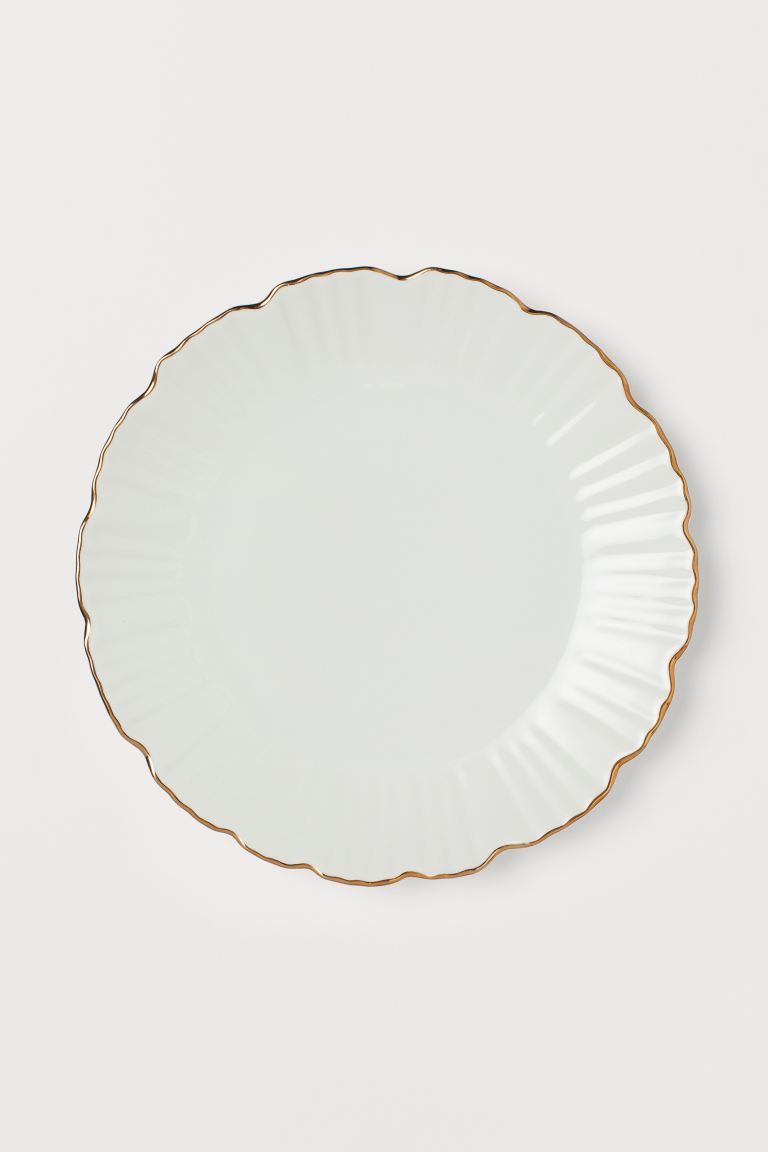 Plate in porcelain. Fluted inside edge and scalloped, gold-colored rim. Diameter 10 1/4 in. | H&M (US + CA)