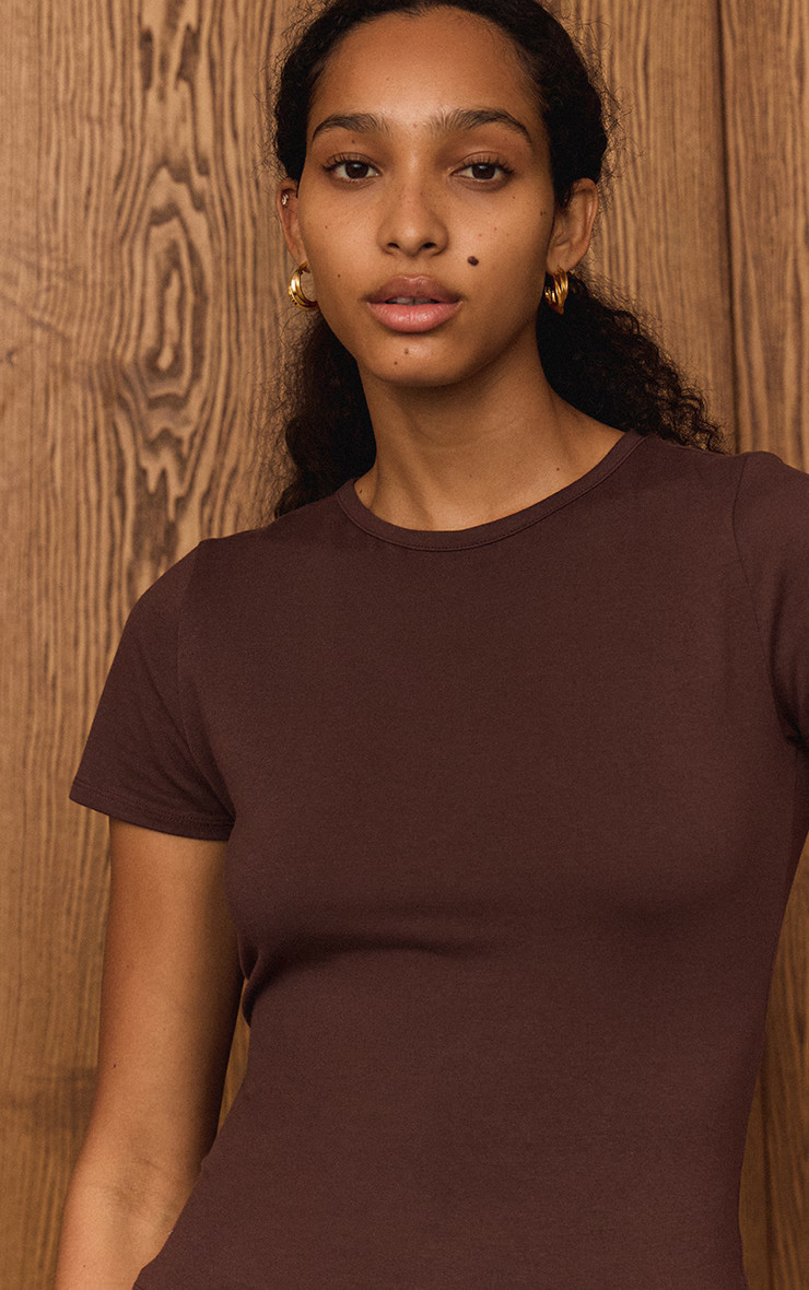 Dark Chocolate Cotton Crew Neck Longline Short Sleeve T-Shirt | PrettyLittleThing UK