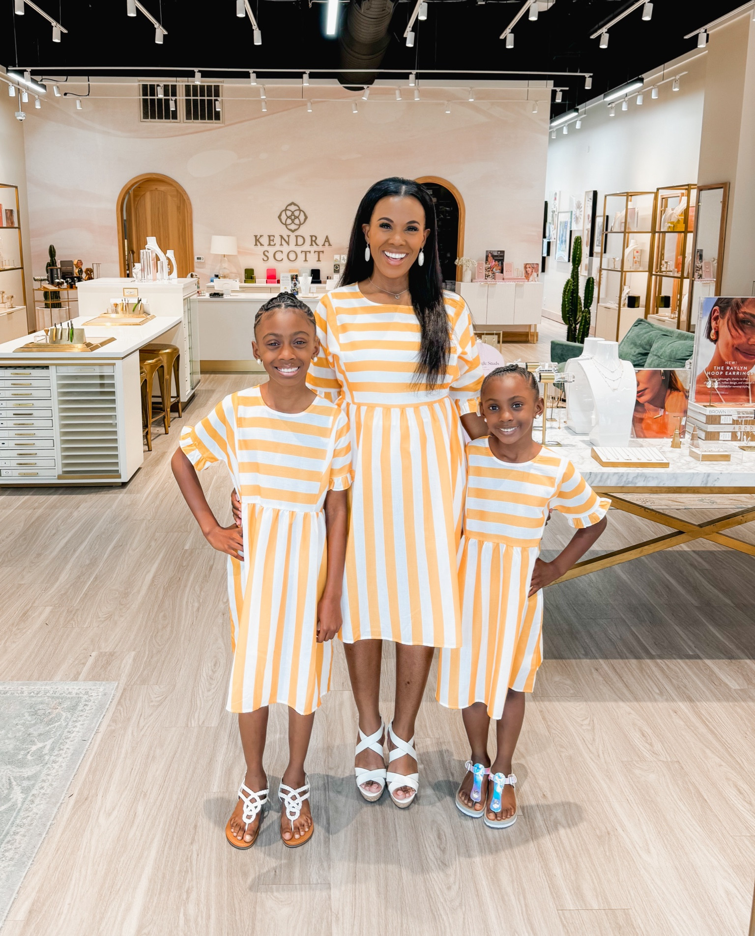This mama love visiting #kendrascott with my princesses! 🤩