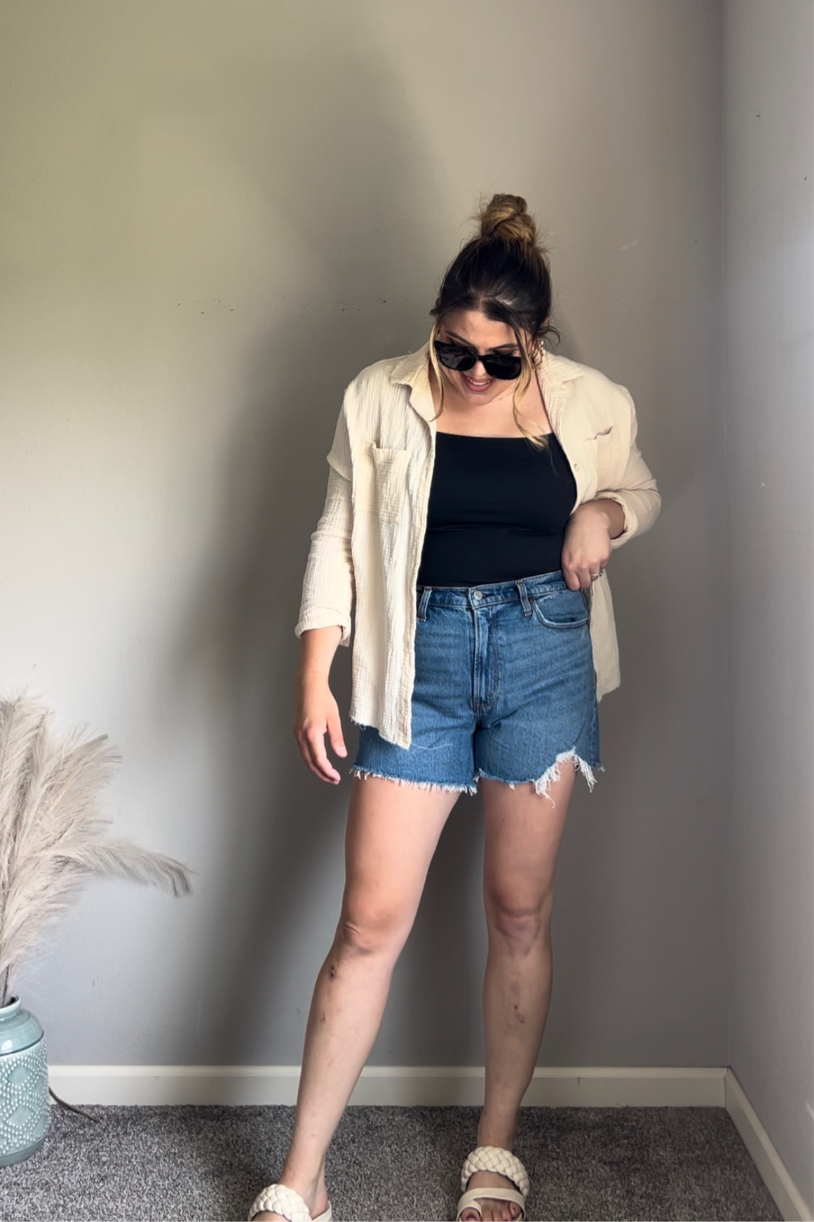 Denim outfit idea 👏🏻🤍 

Denim styling, denim outfit, neutral outfit inspo, midsize denim outfit, beige button up outfit 