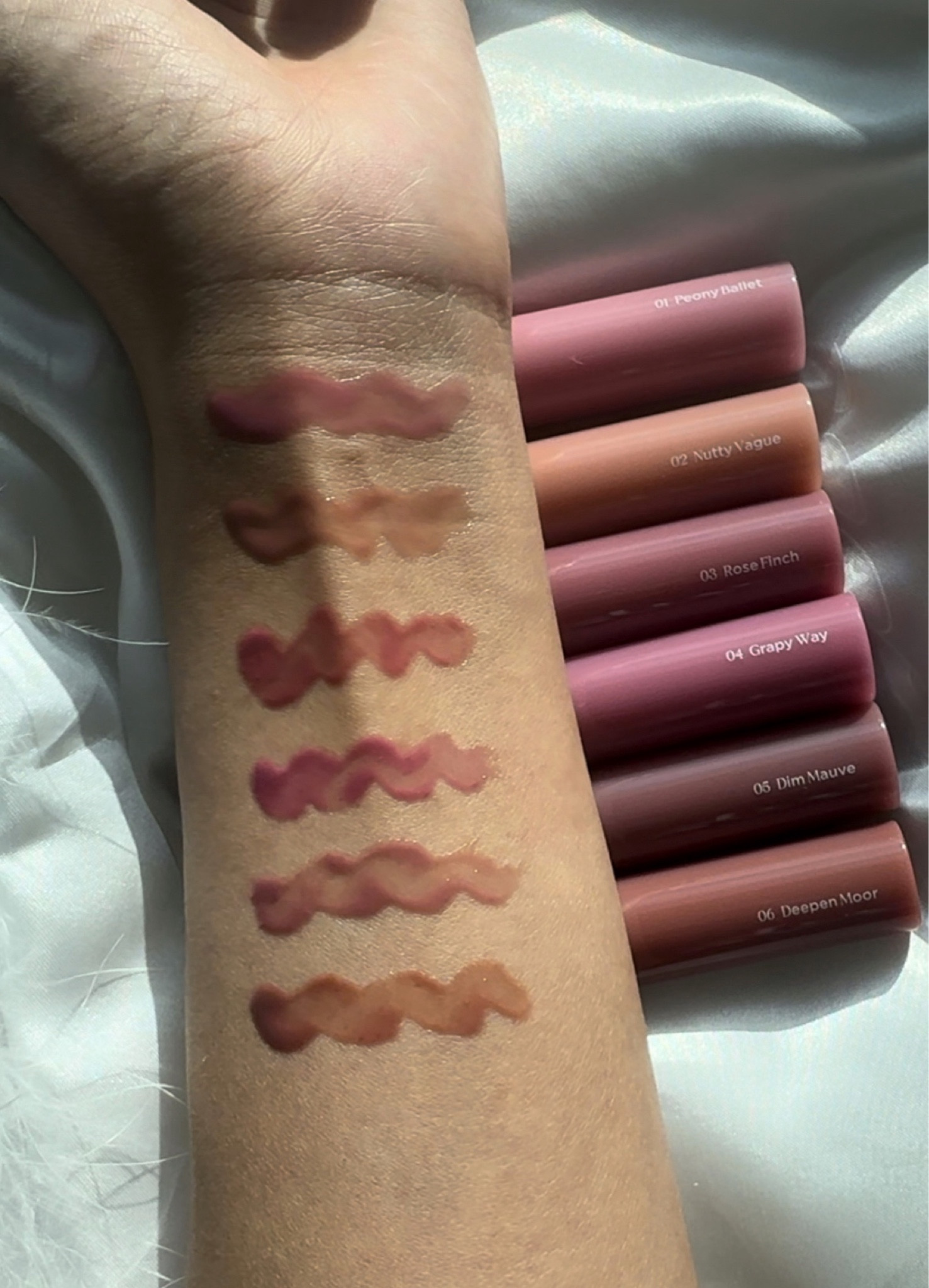 new romand glasting color gloss 💕 gives you that angelic halo ring shine ✨

CATCH21 for $$ off

romand’s formulas and packing never miss. the gloss is high shine without being sticky

01 peony ballet
02 nutty vague
03 rose finch
04 grapy way
05 dim mauve
06 deepen moor

swatch on light medium skin tone

korean lip gloss romand lip gloss
rom&nd yesstyle yesstyle haul yesstyle influencer yesstyle code

#LTKbeauty #LTKGiftGuide #LTKstyletip