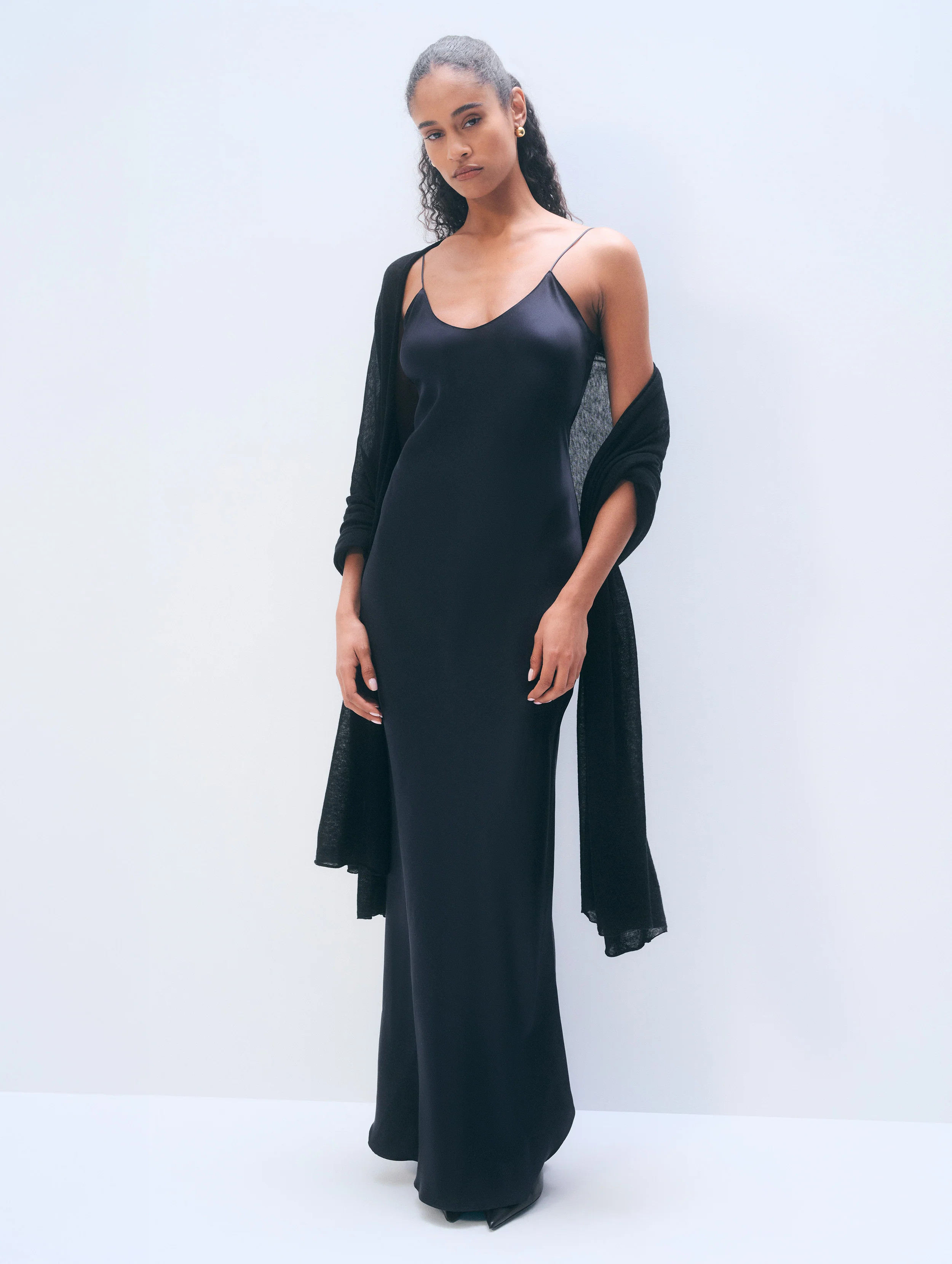 White and Warren Superfine Cashmere Travel Wrap in Black