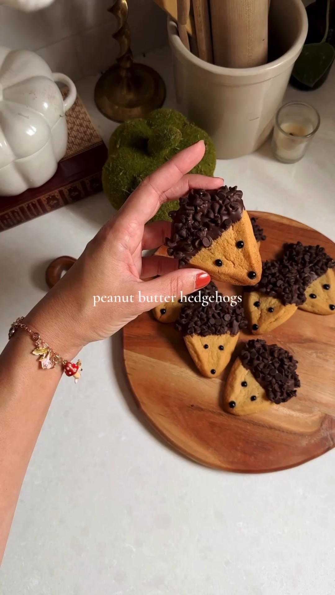 peanut butter hedgehogs 🦔

What I love about these is how simple and easy they can be to make. While you definitely can make them from scratch, you can also use ready-to-bake dough and store bought icing to make these for a last minute super cute treat! 

Step by step:
* Shape peanut butter cookie dough into triangles on one side and rounded on the other, flattening a little before baking.
* Bake per recipe or box instructions and allow to cook fully
* Melt 1 cup of chocolate chips (you can use neutral oil to thin out the chocolate a little bit if it’s too thick)
* Dip the rounded end of your cookies in the melted chocolate and tap off excess. Then dip into solid mini chocolate chips. Allow to cool on wax or parchment paper.
* Create eyes and a nose using just a few dots of black cookie icing

🦔🦔🦔🦔🦔🦔🦔🦔

#fallbaking #cottagecore #cookies